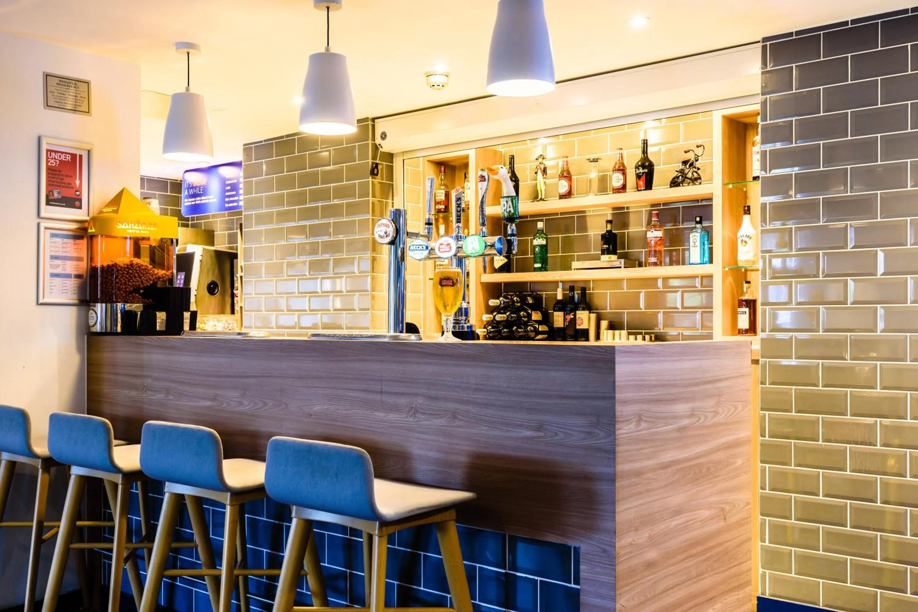 Lounge or bar in Holiday Inn Express Portsmouth Gunwharf Quays by IHG
