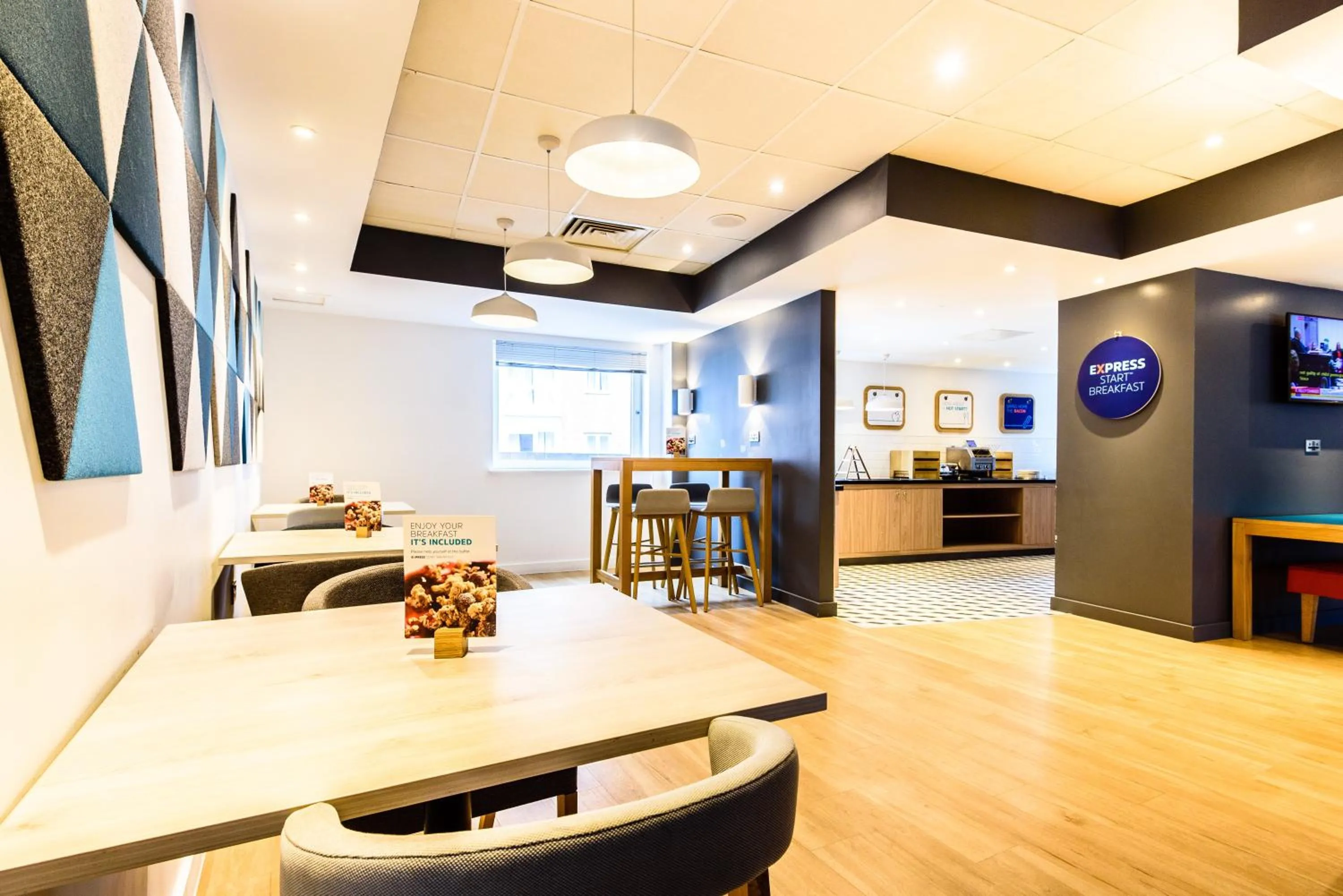 Restaurant/places to eat in Holiday Inn Express Portsmouth Gunwharf Quays by IHG