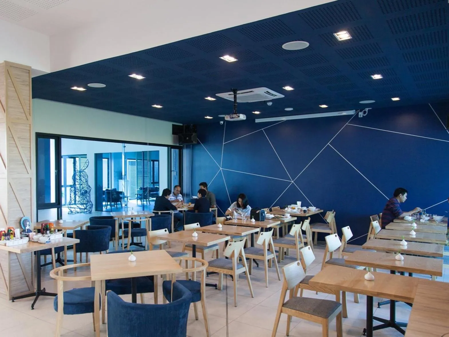 Restaurant/places to eat in Blue Rabbit Hotel