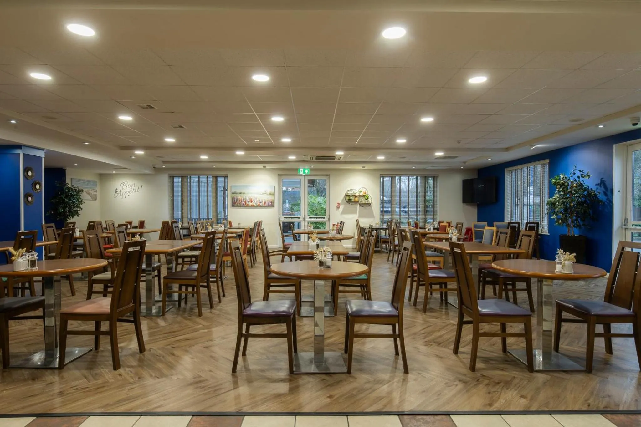 Restaurant/places to eat in Holiday Inn Express Poole by IHG