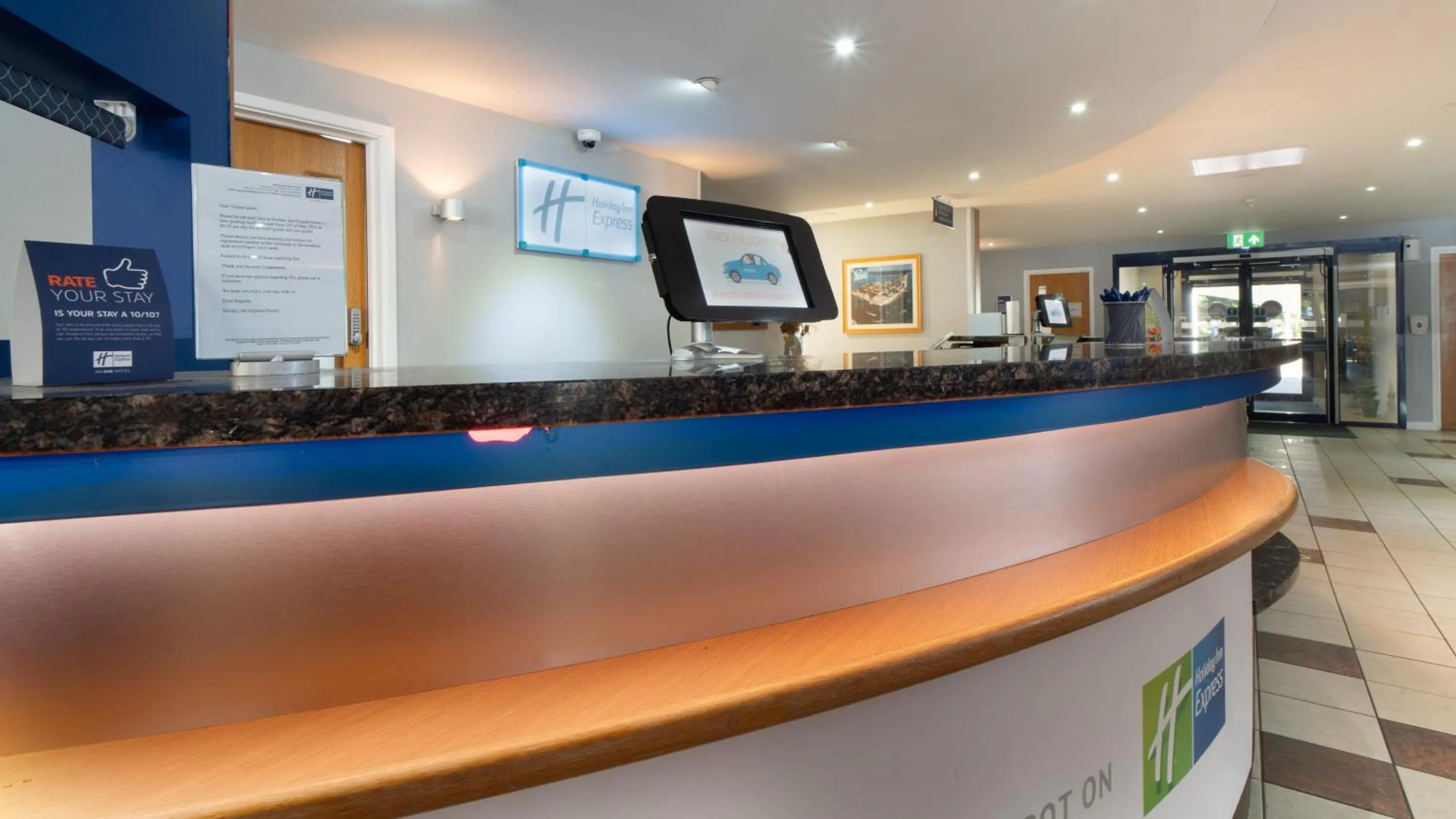 Lobby or reception in Holiday Inn Express Poole by IHG