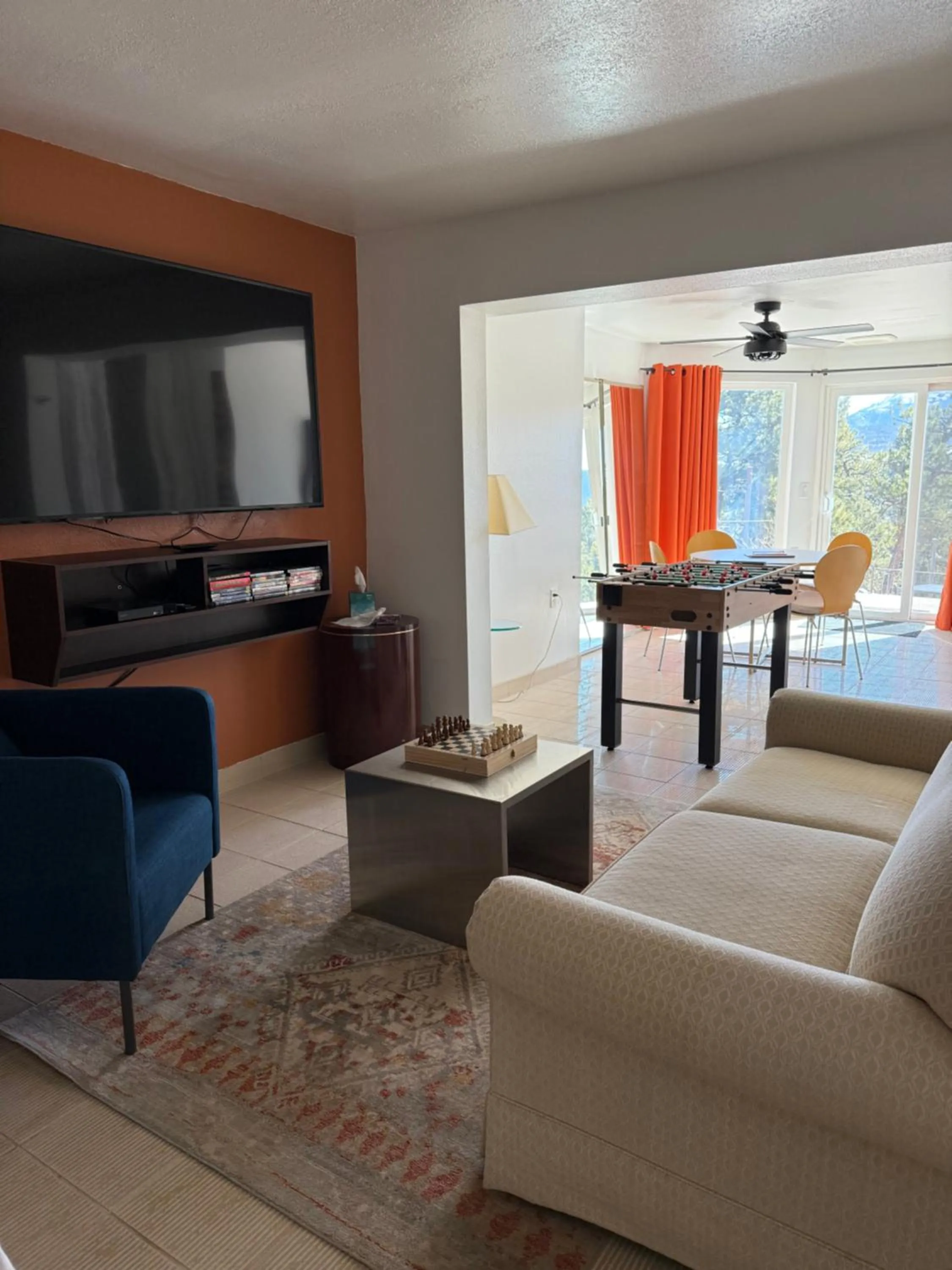 Communal lounge/ TV room in Pikes Peak Paradise Bed and Breakfast