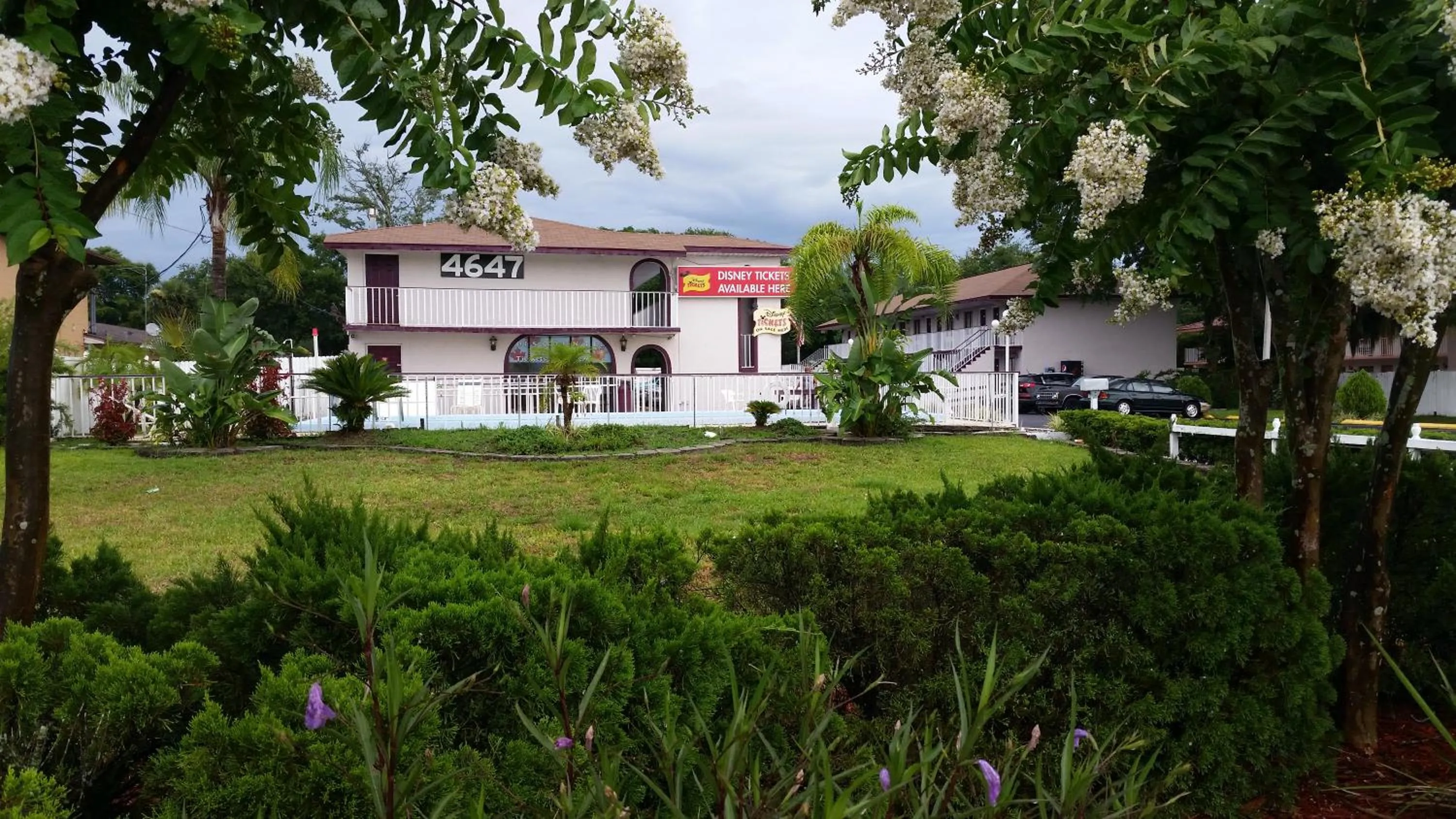 Maple Leaf Inn & Suites