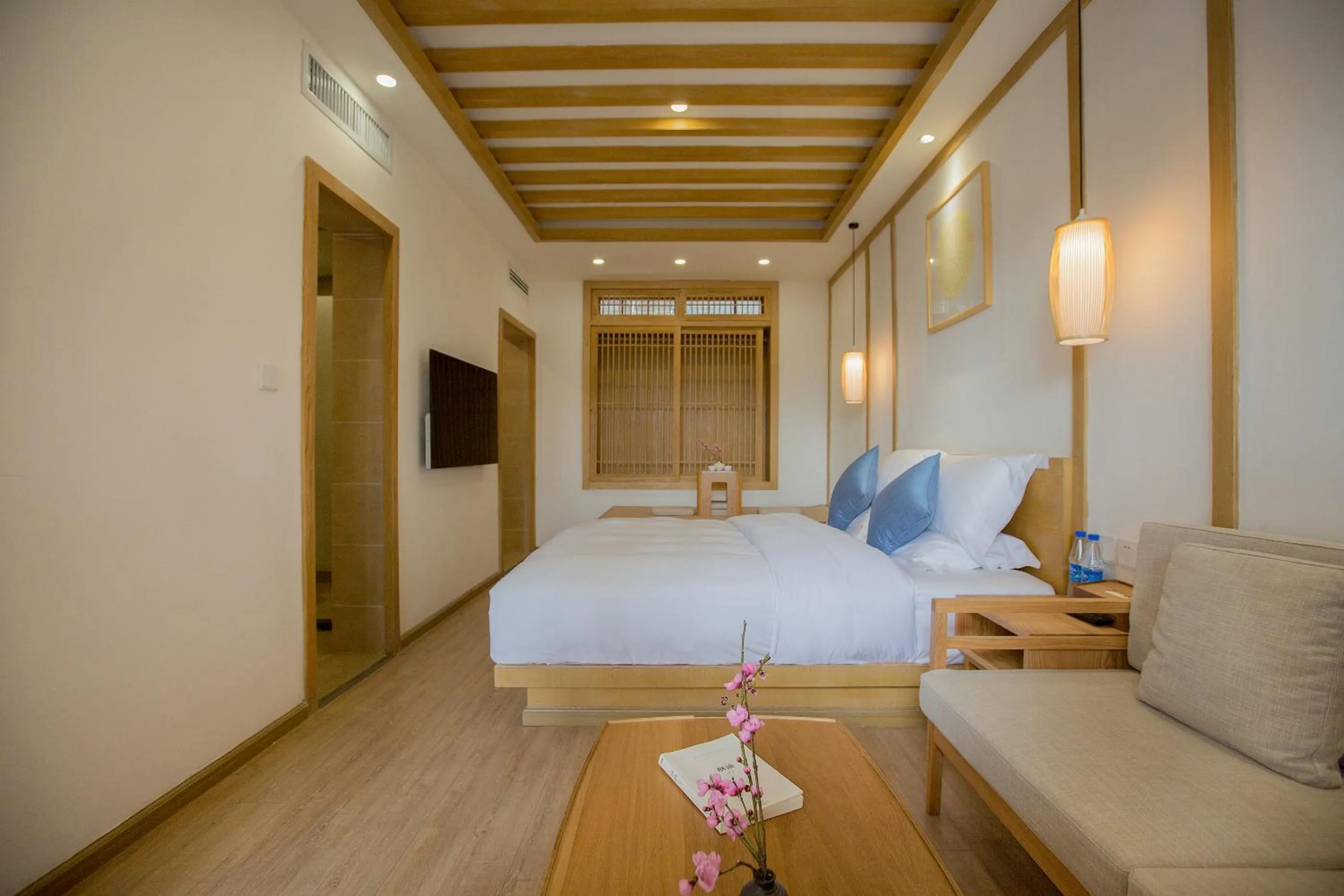 Photo of the whole room, Bed in Jianshe Inn