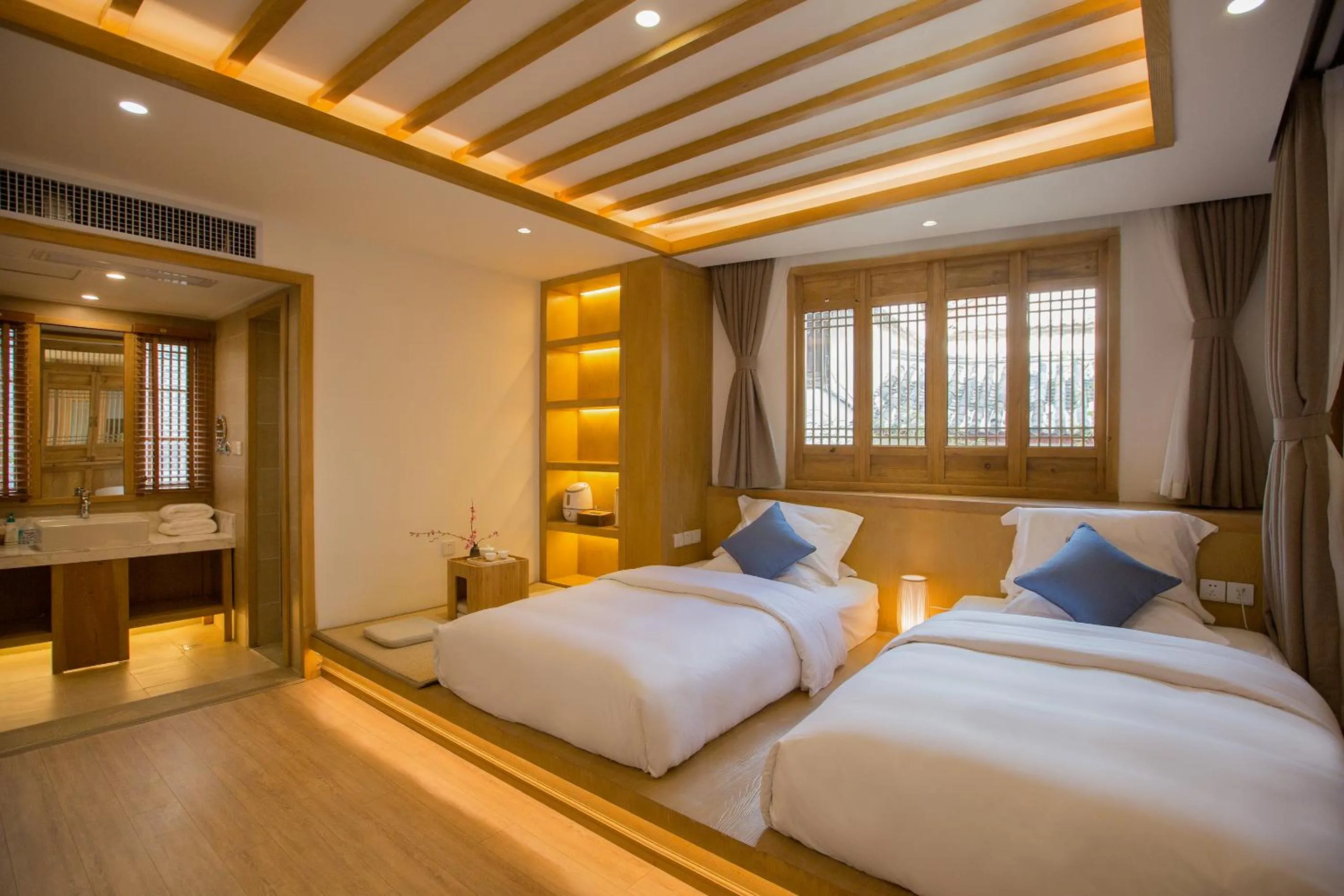 Photo of the whole room, Bed in Jianshe Inn