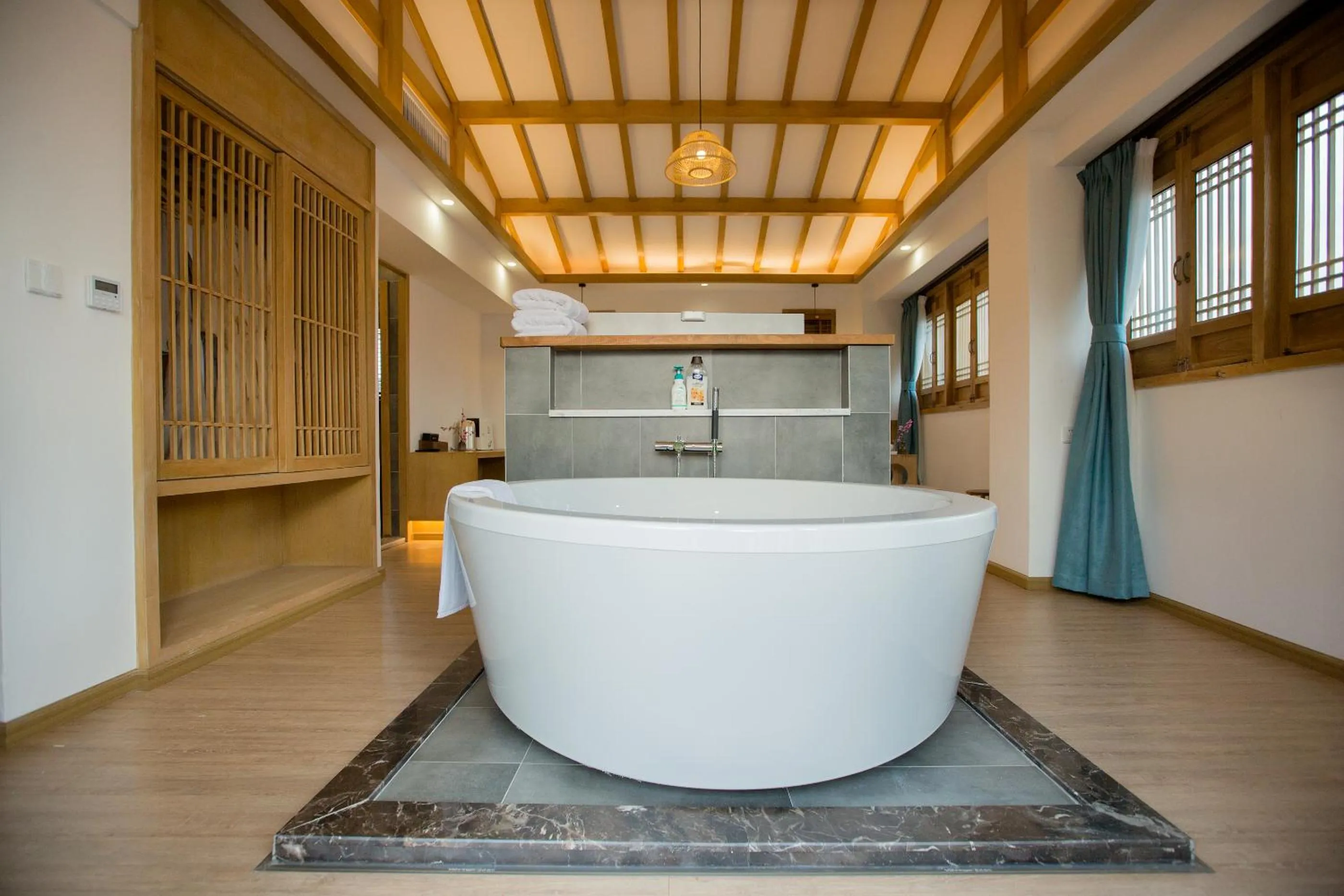 Bath in Jianshe Inn