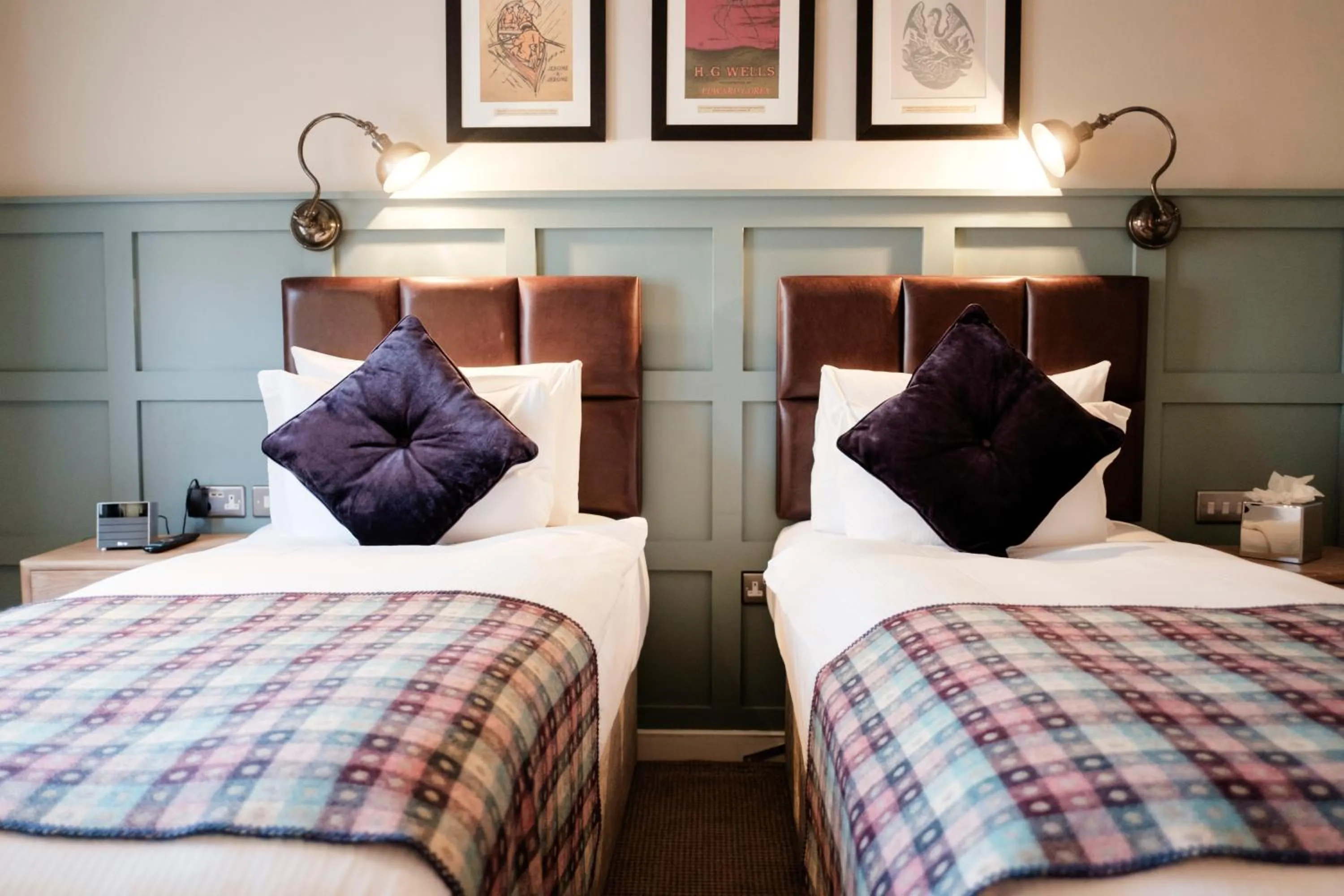 Photo of the whole room, Bed in The White Hart Hotel