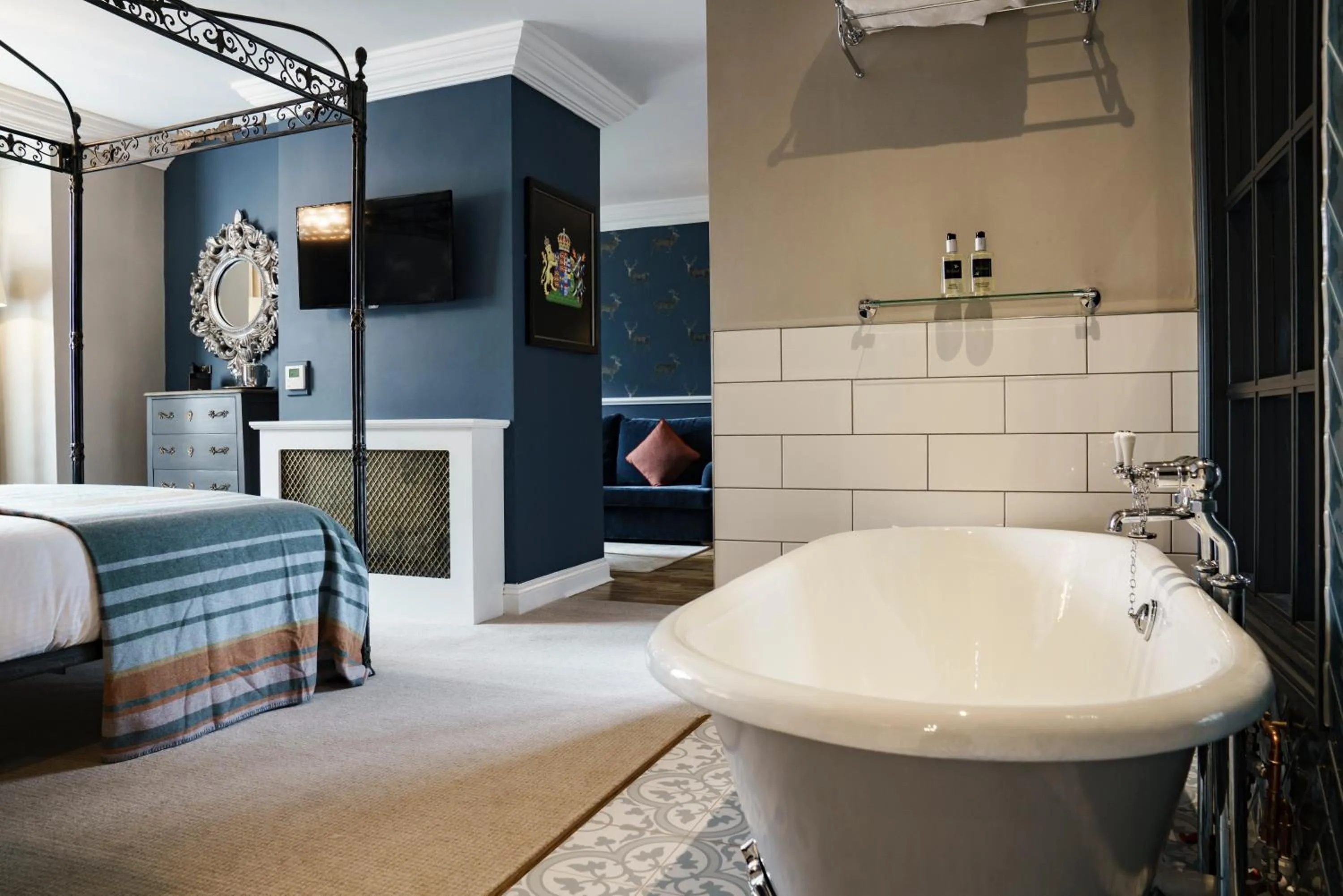 Bathroom, Bed in The White Hart Hotel