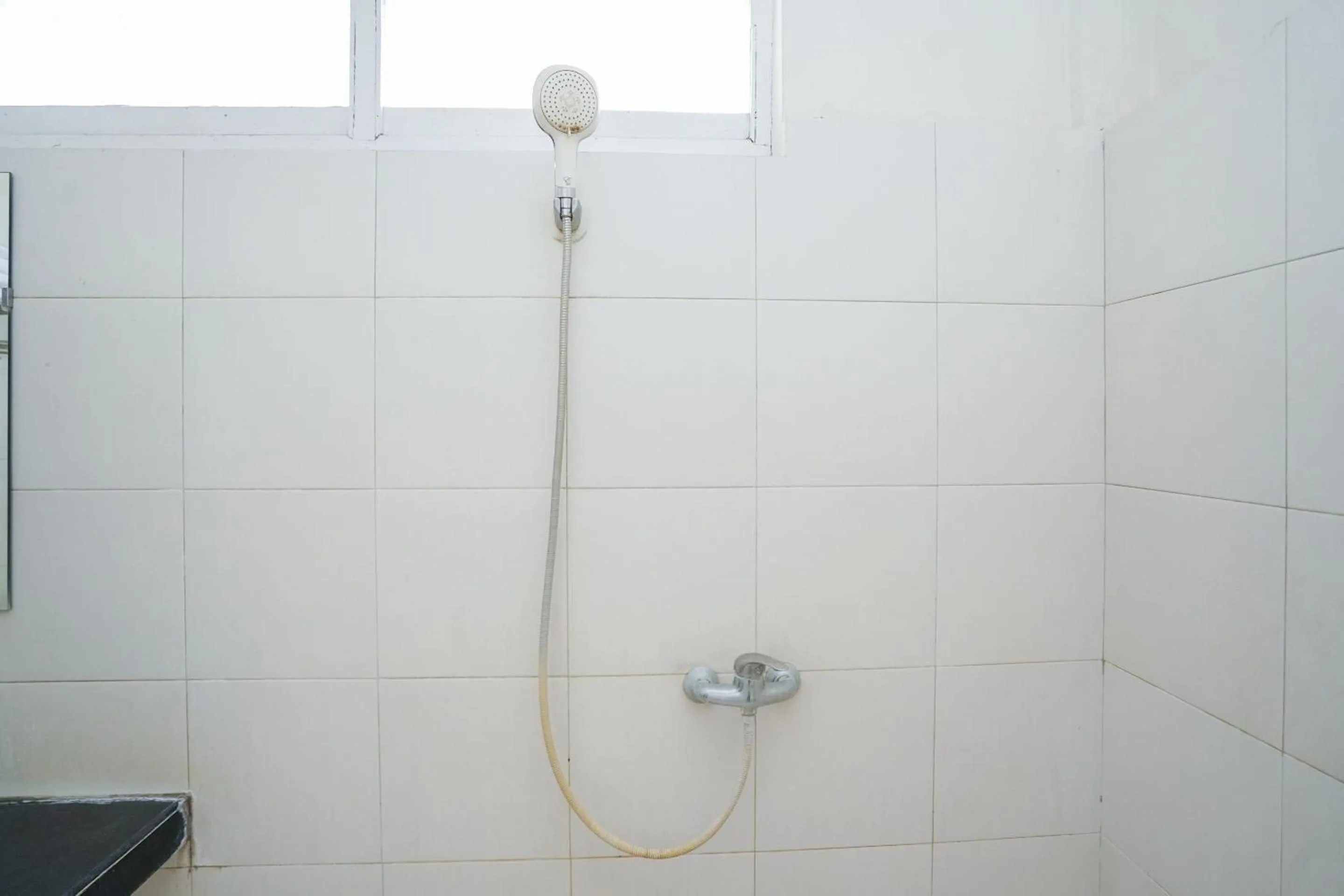 Bathroom in Capital O 1430 Hotel Ratna Syariah