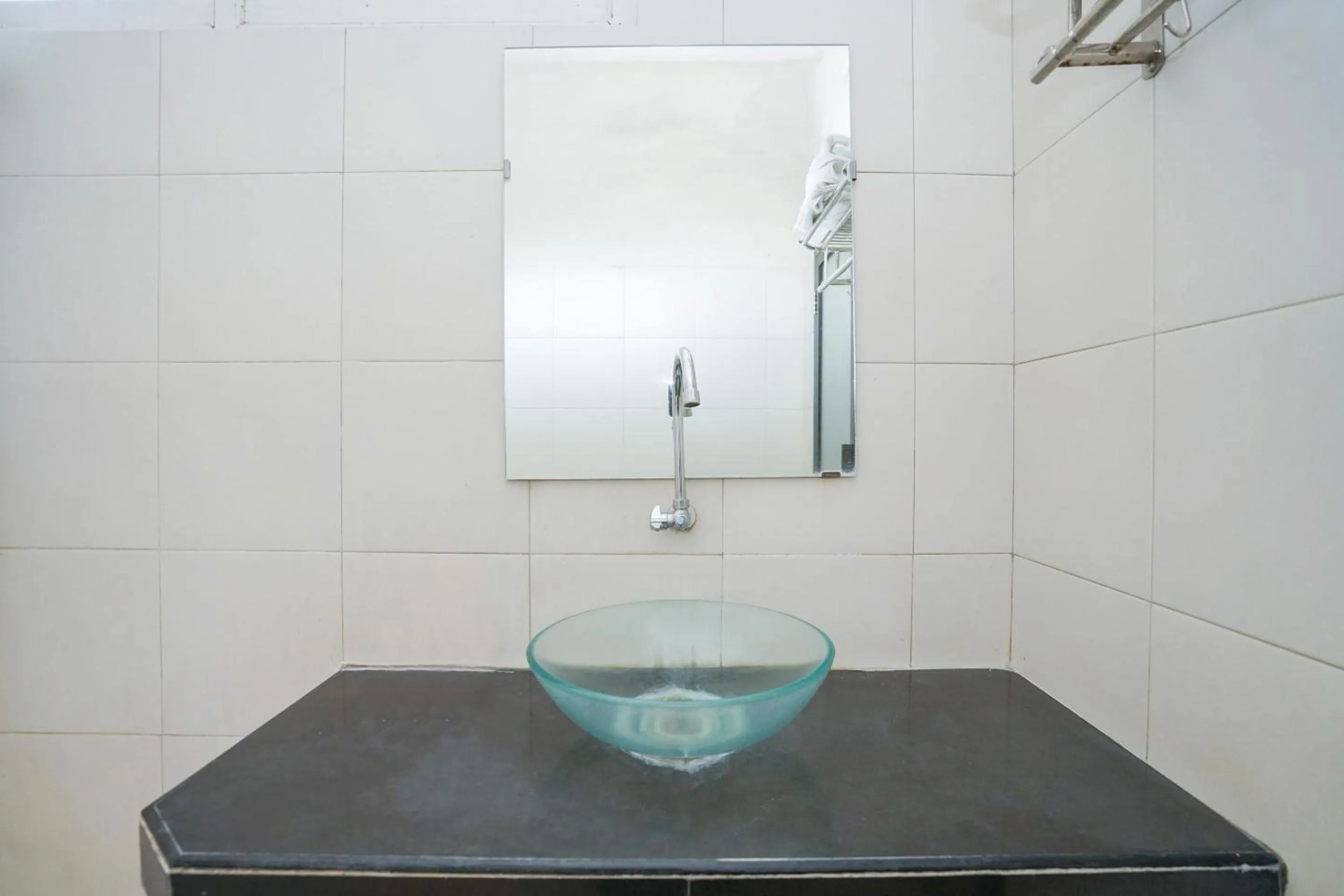 Bathroom in Capital O 1430 Hotel Ratna Syariah