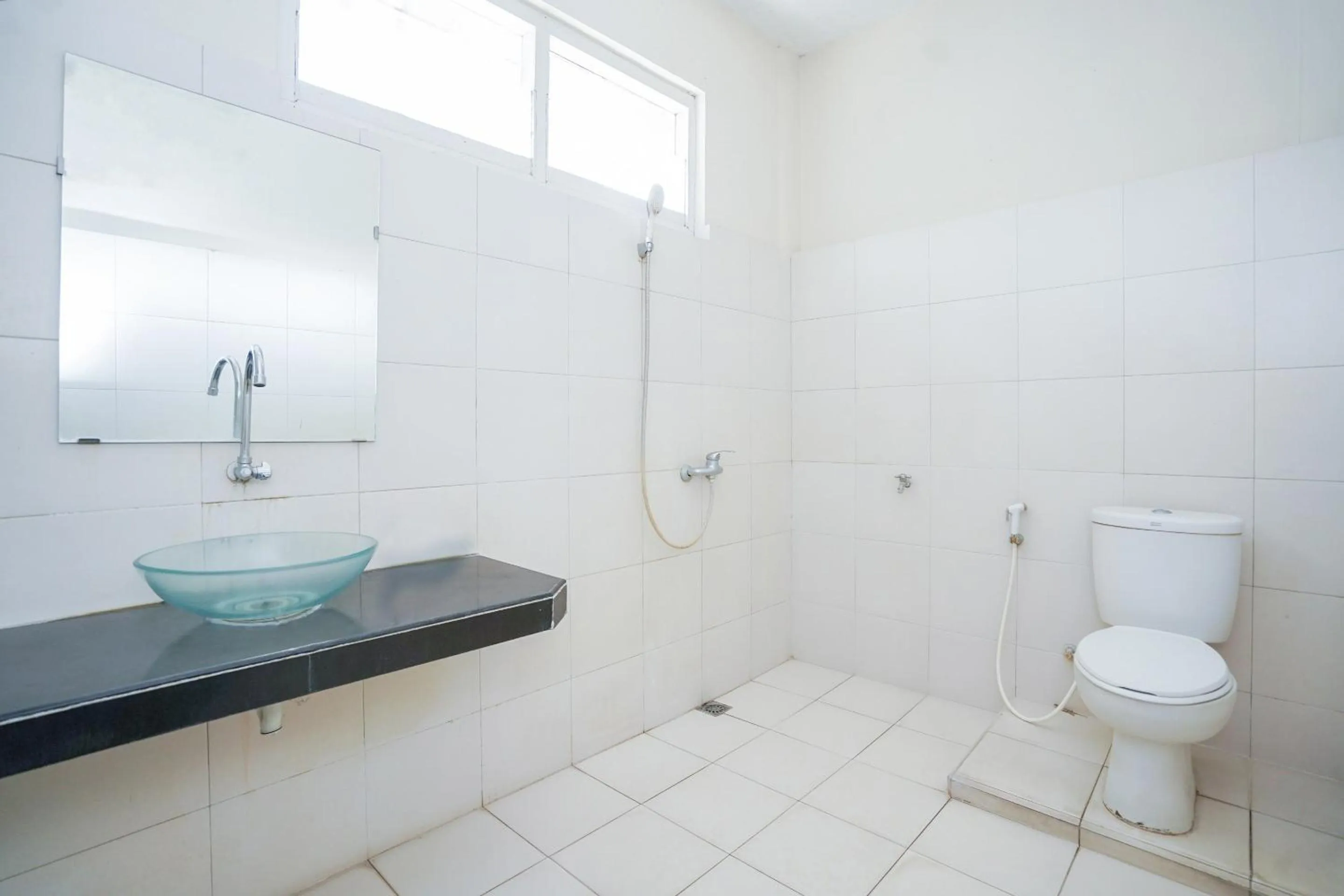 Bathroom in Capital O 1430 Hotel Ratna Syariah