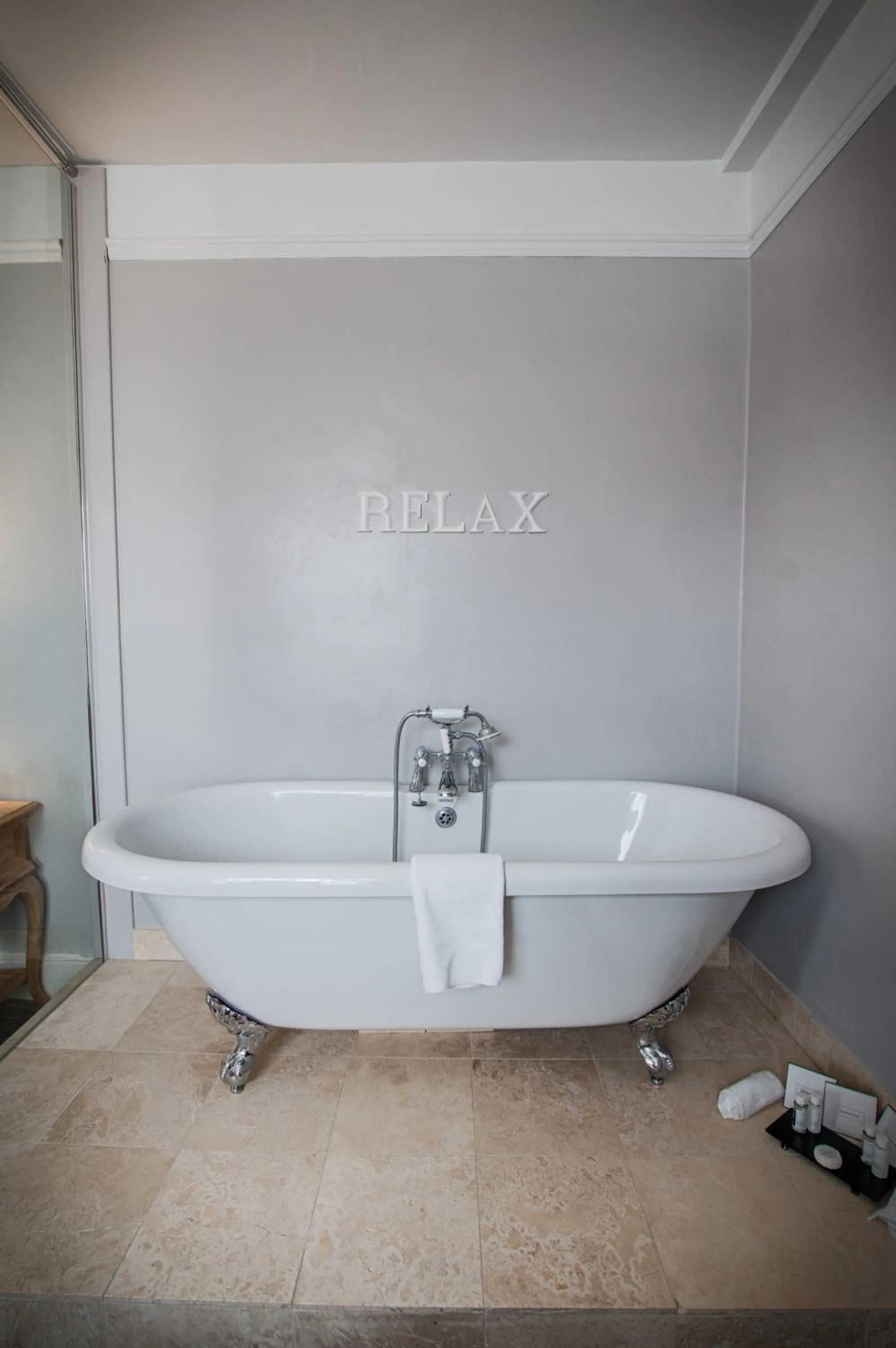 Bathroom in The Saracens Head Hotel