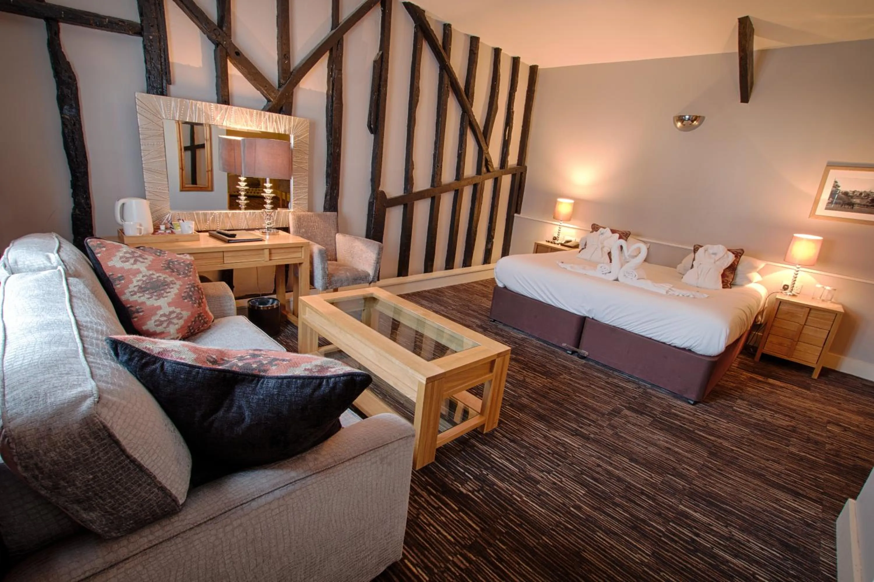 Bedroom, Bed in The Saracens Head Hotel