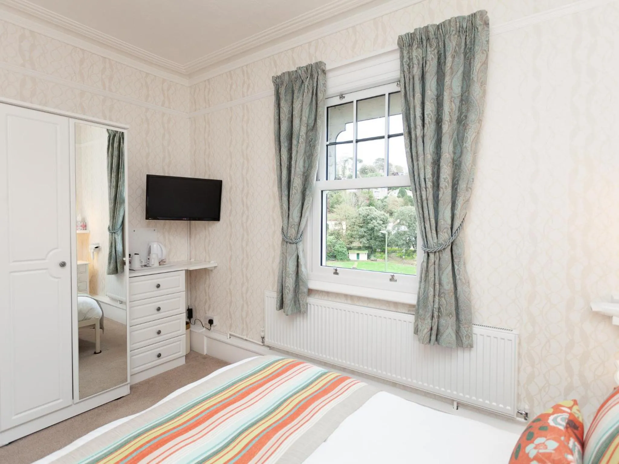 Bedroom, Bed in The Ravenswood B&B