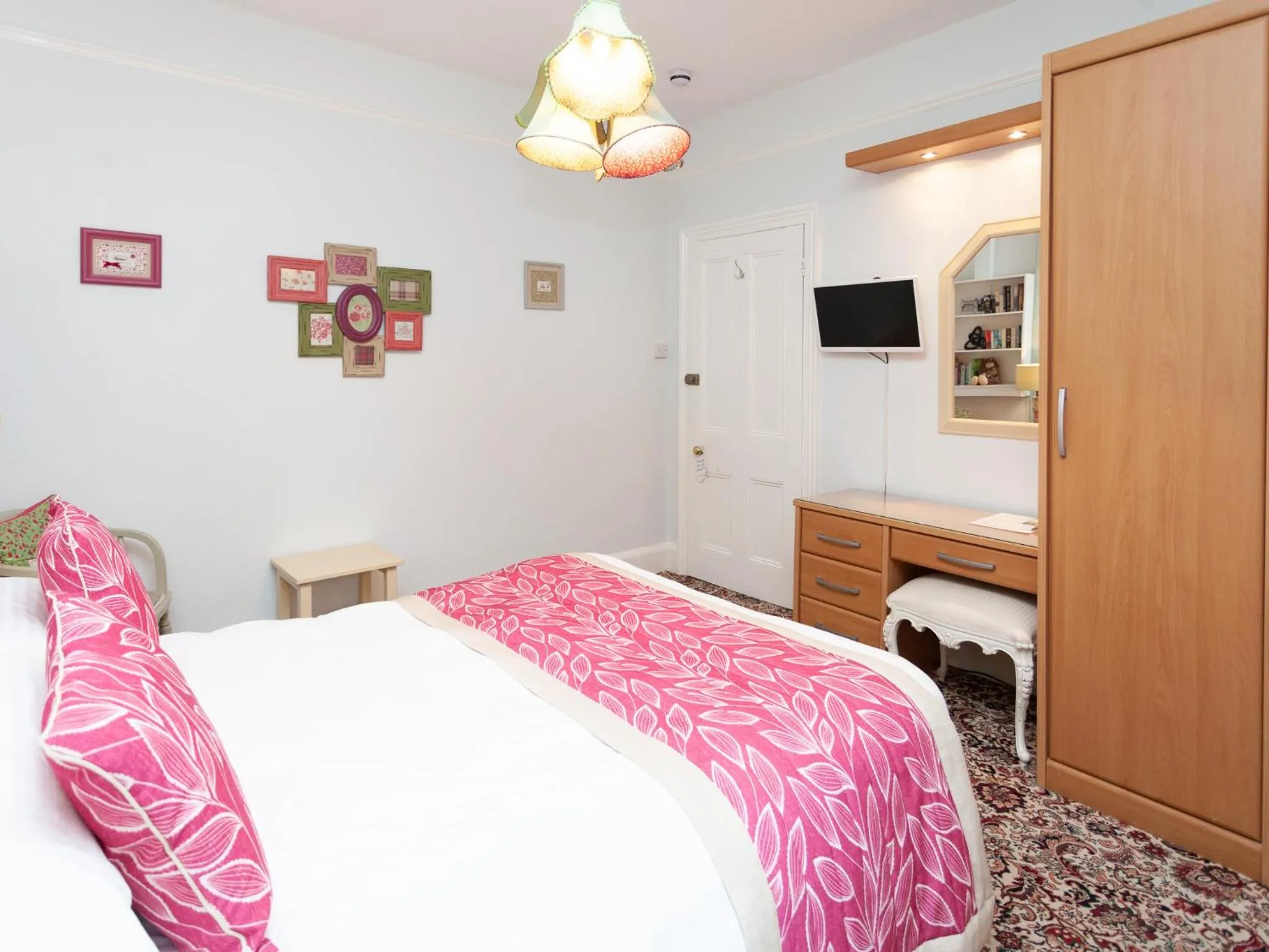 Bedroom, Bed in The Ravenswood B&B