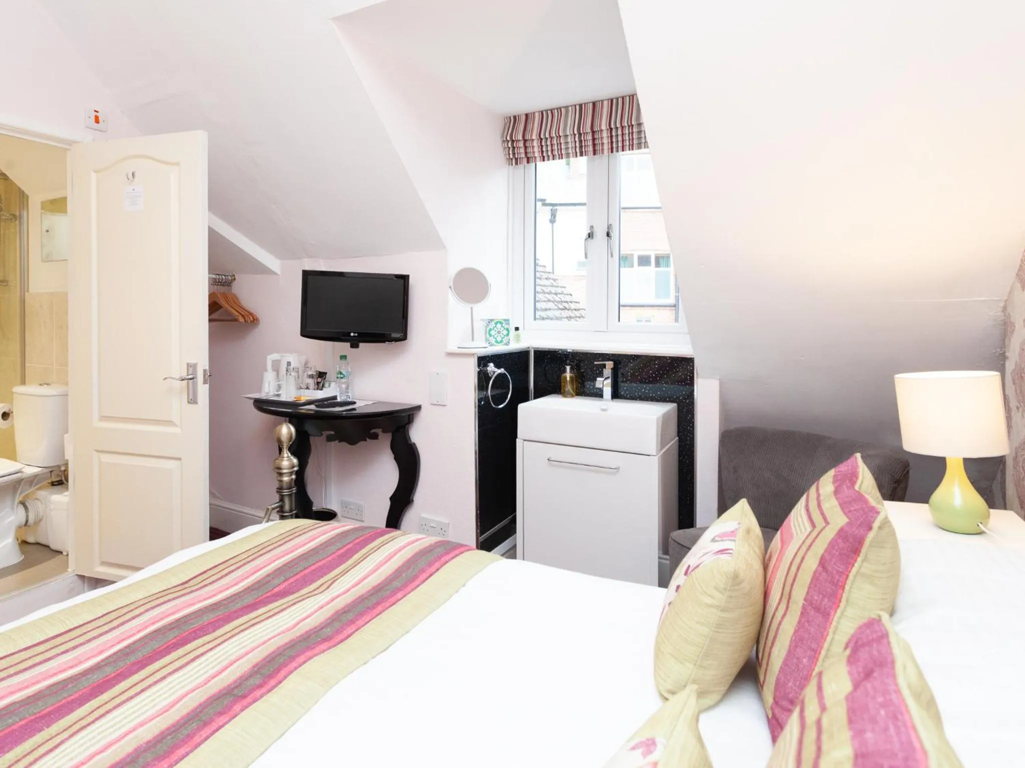 Bedroom, Bed in The Ravenswood B&B