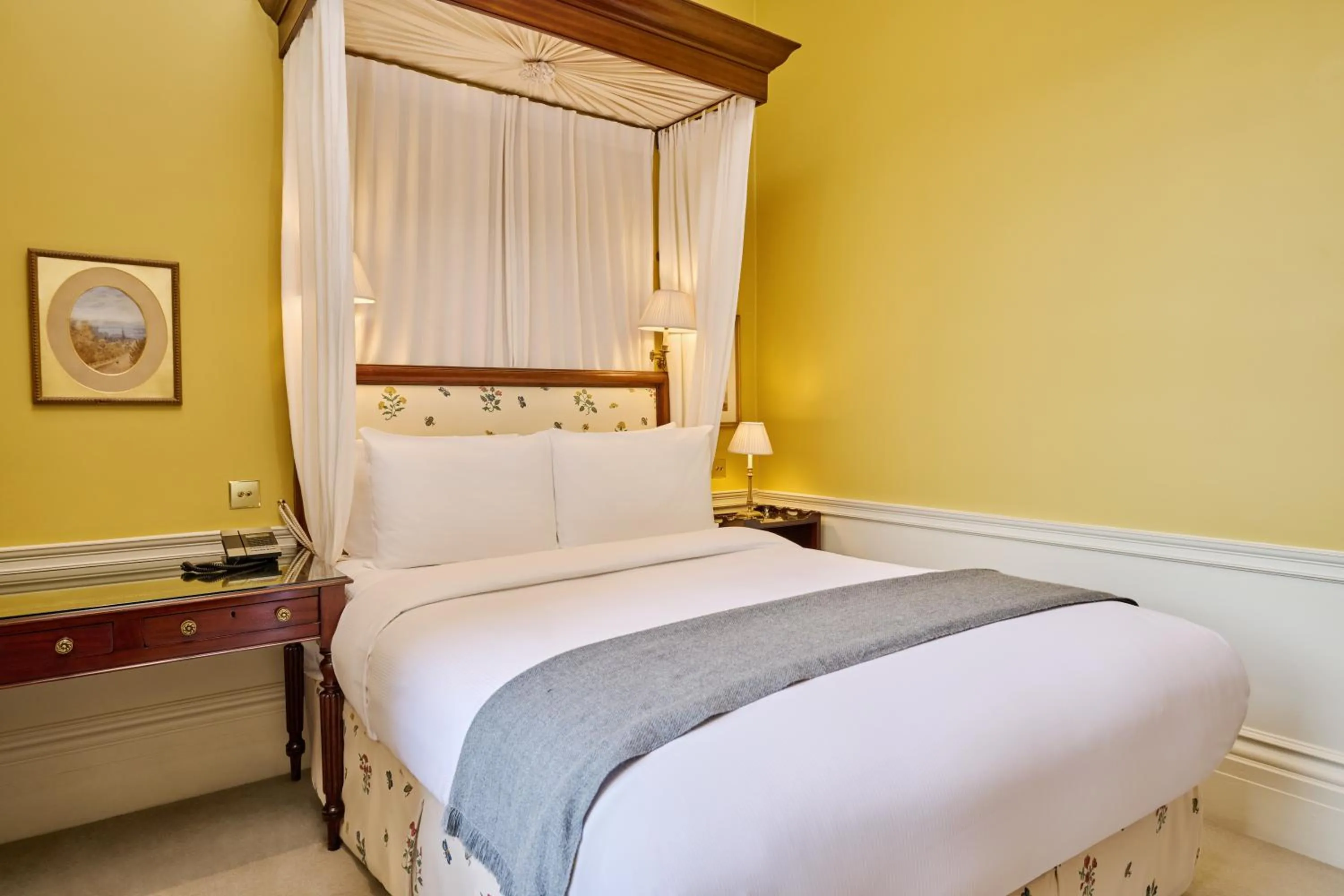 Photo of the whole room, Bed in Roseate House London