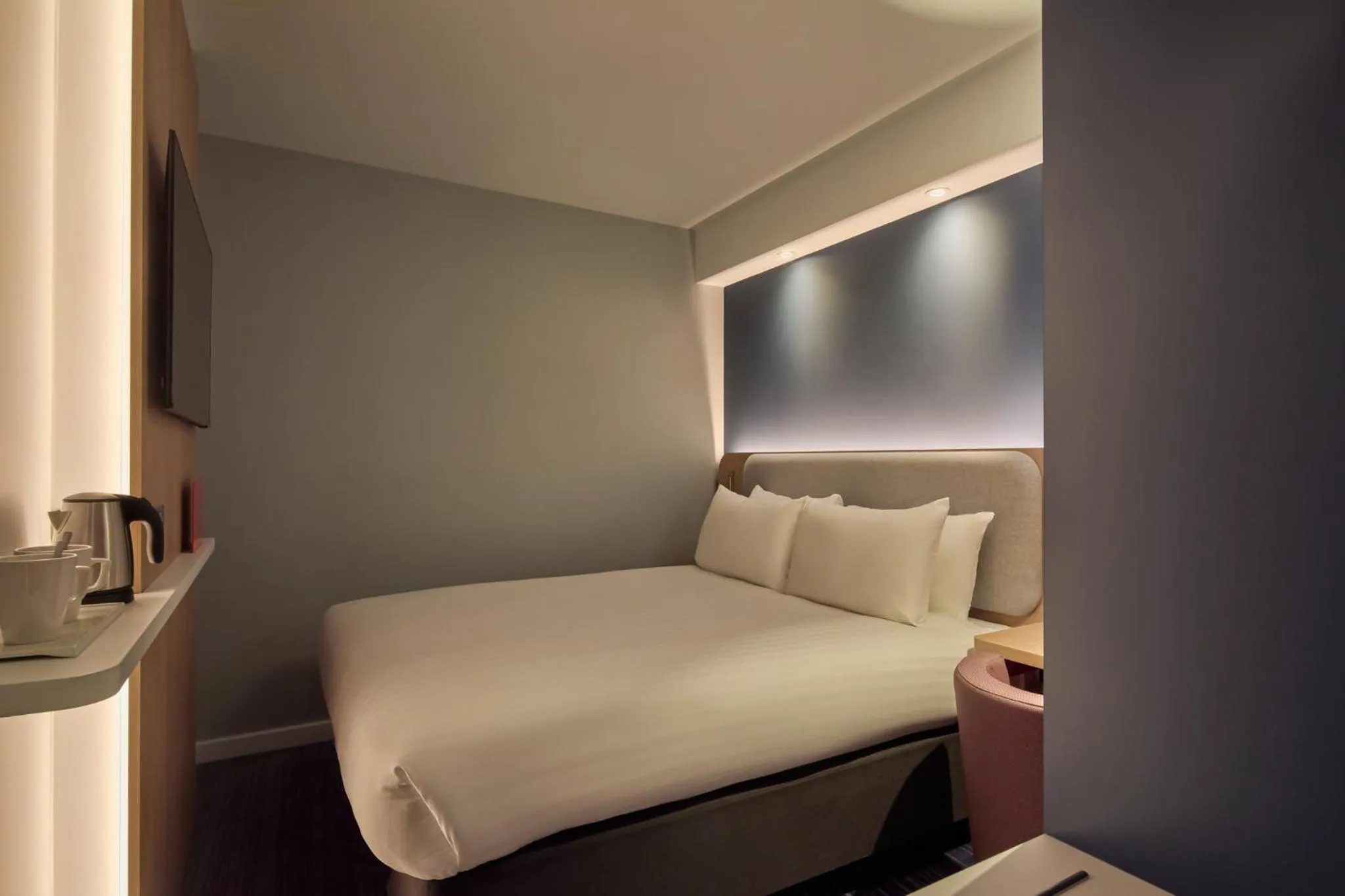 Photo of the whole room, Bed in Holiday Inn Express London Limehouse by IHG