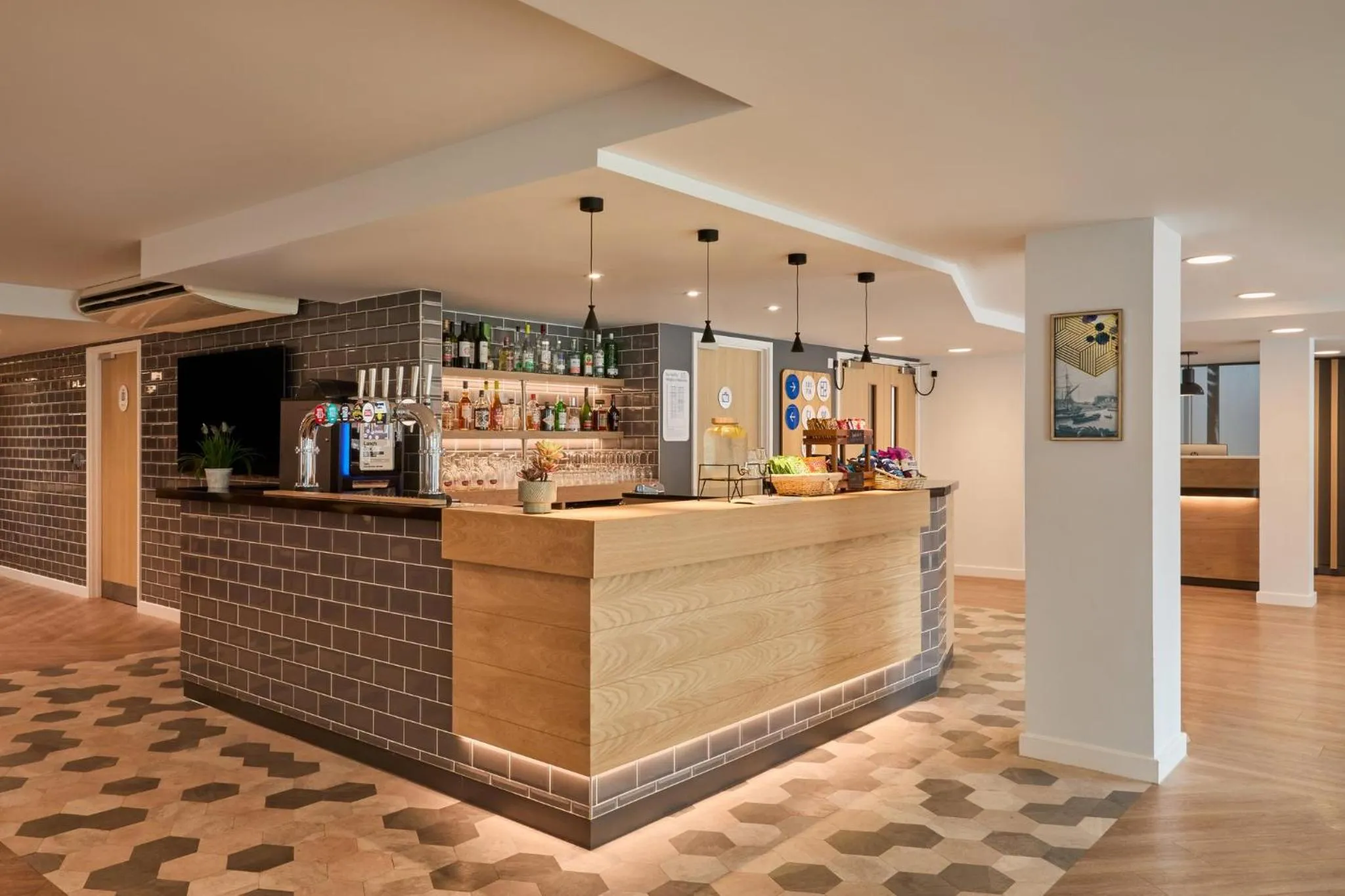 Lounge or bar in Holiday Inn Express London Limehouse by IHG
