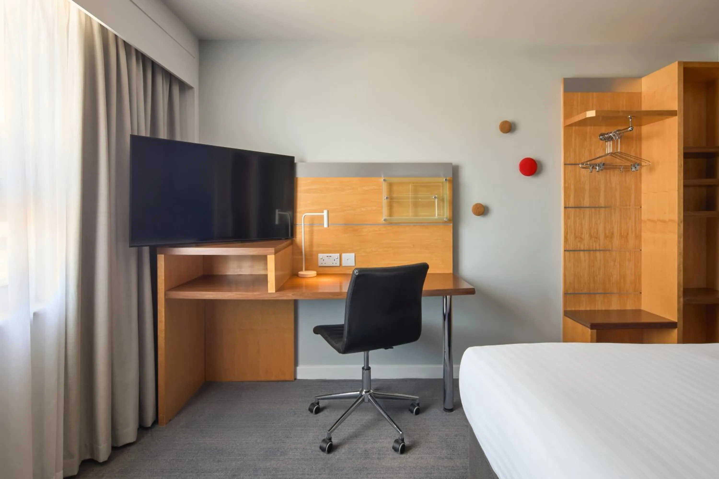Bed in Holiday Inn Express London Limehouse by IHG