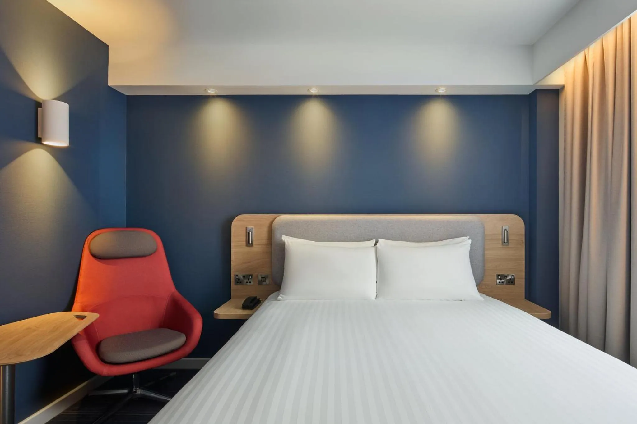 Photo of the whole room, Bed in Holiday Inn Express London Limehouse by IHG