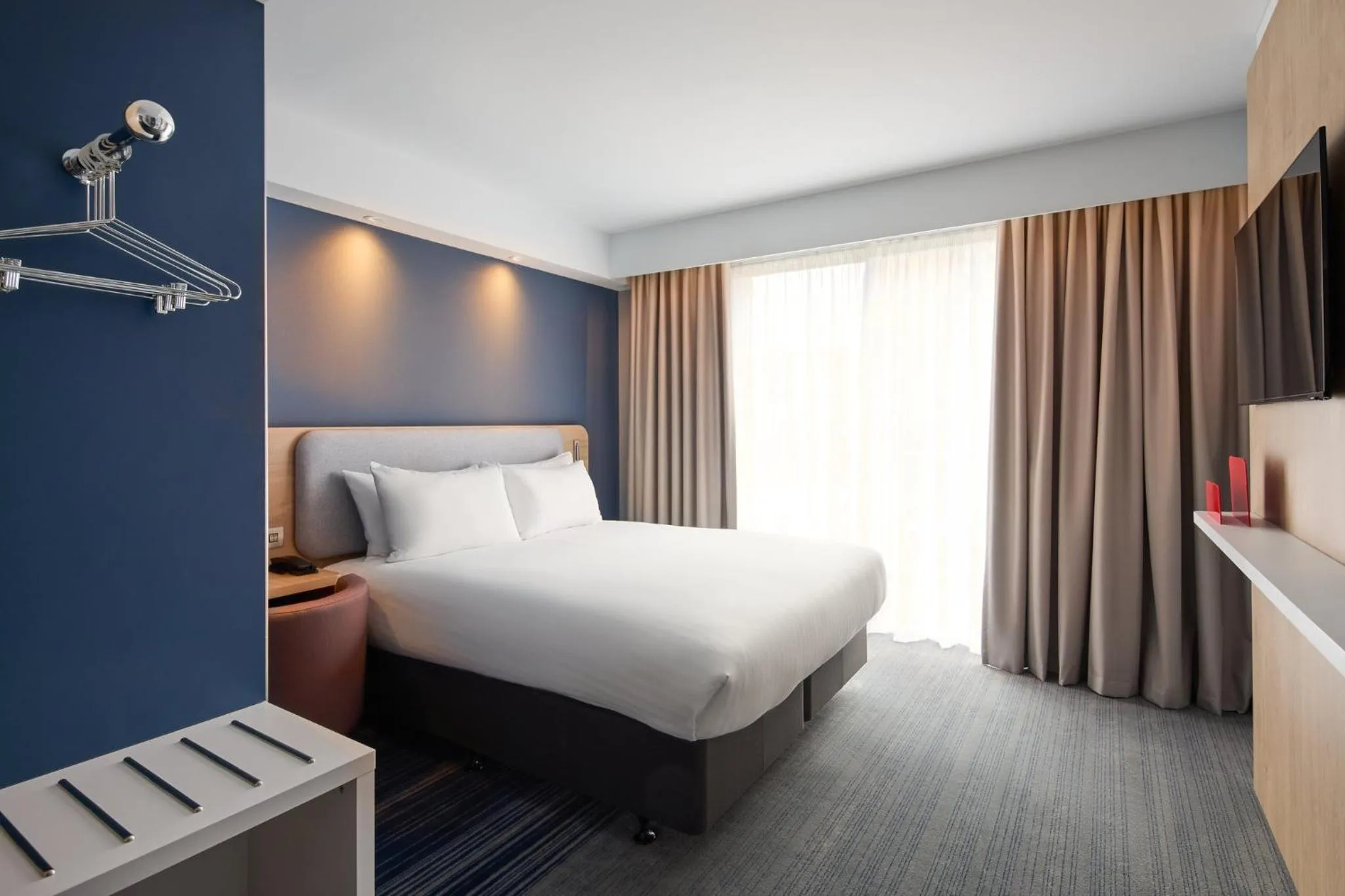 Photo of the whole room, Bed in Holiday Inn Express London Limehouse by IHG