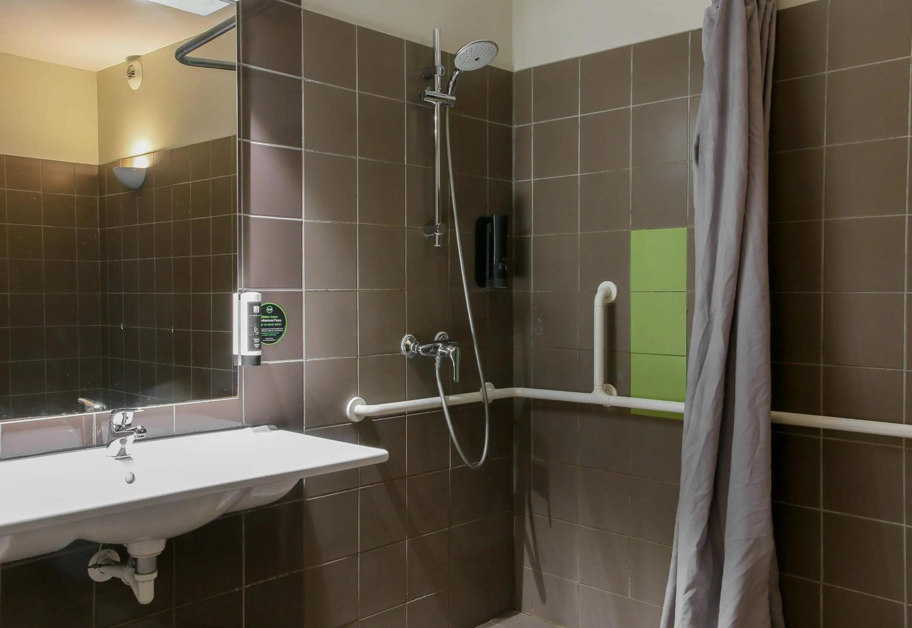 Bathroom in B&B HOTEL Aubagne Gémenos