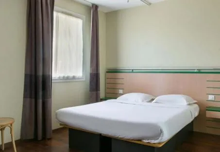 Bed in B&B HOTEL Aubagne Gémenos