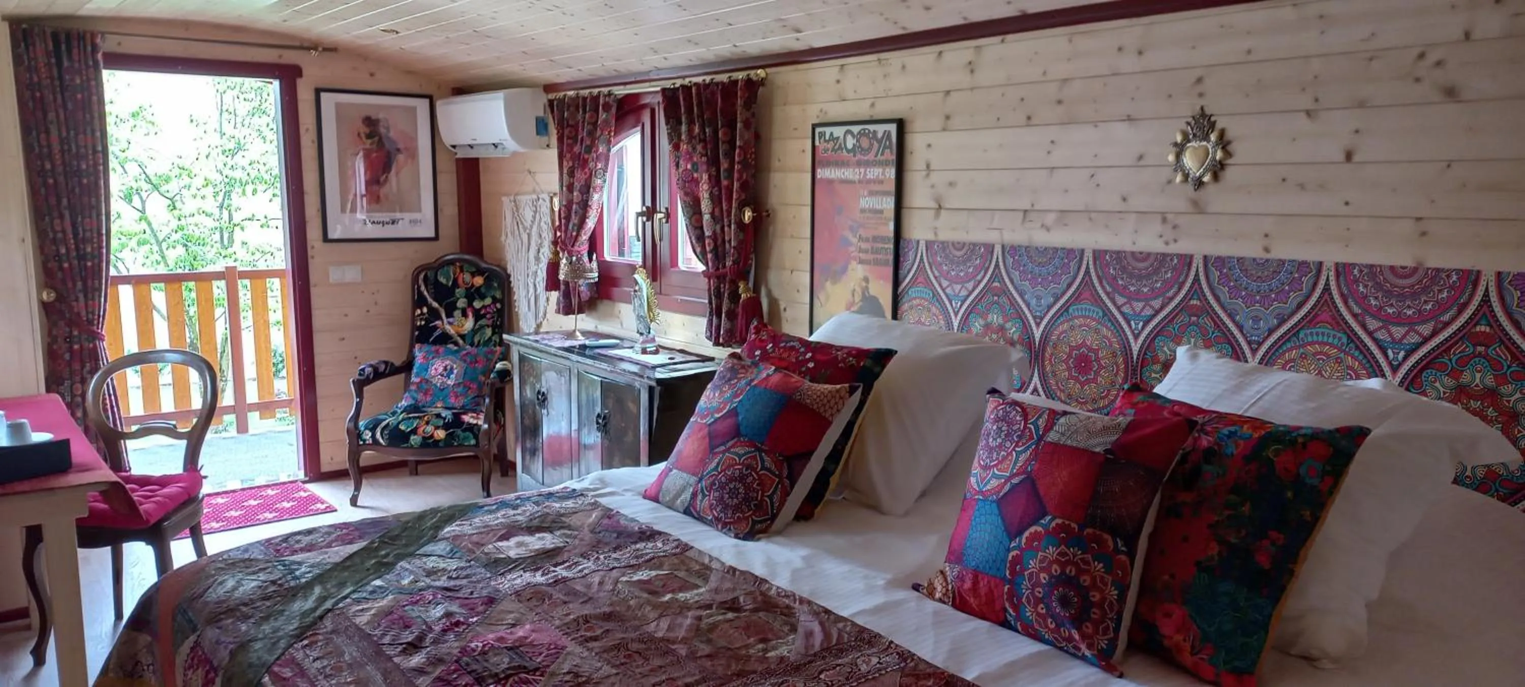 Bed in Demeures & Châteaux Domaine de la Grange de Condé