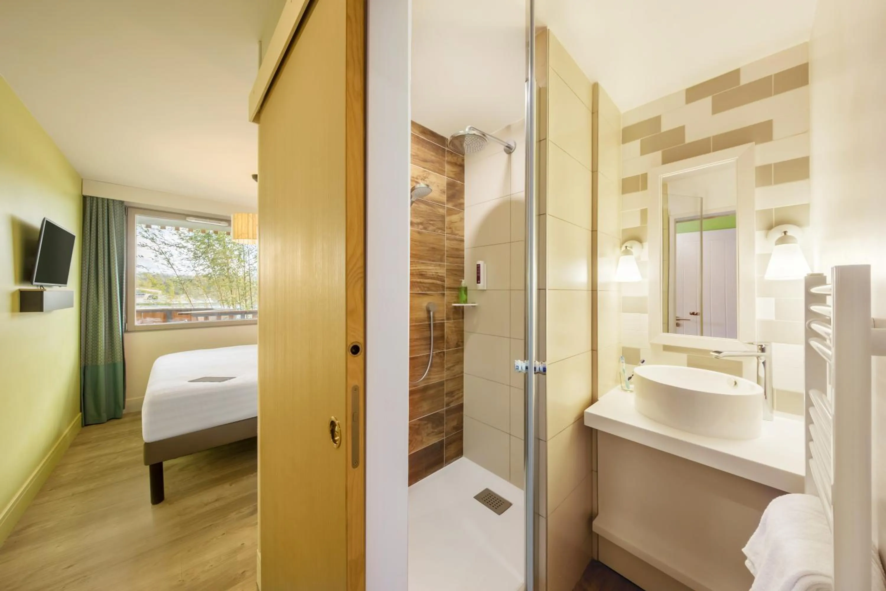 Shower, Bed in Center Parcs Villages Nature Paris