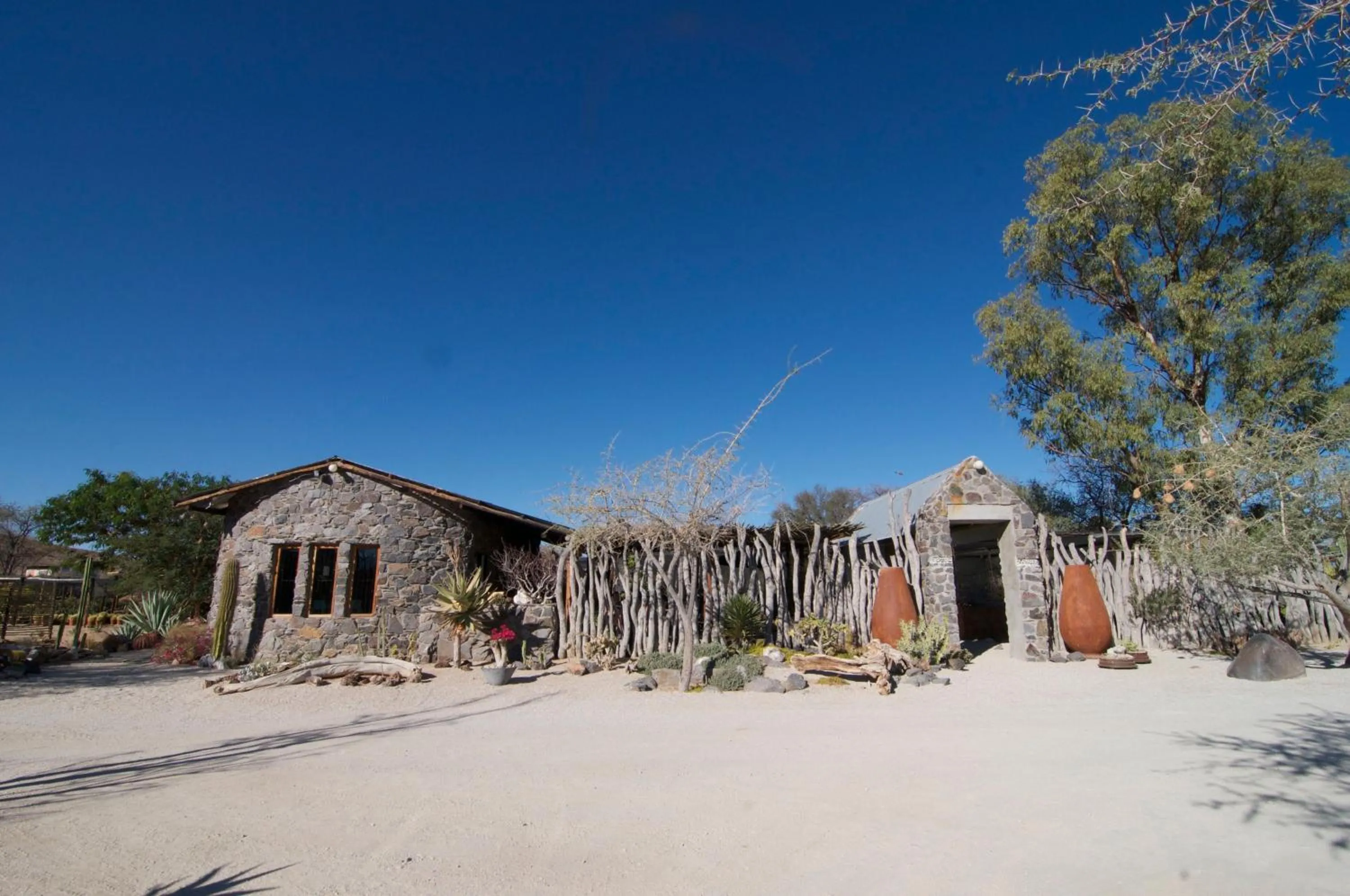 Restaurant/places to eat in Daureb Isib Campsite and B&B