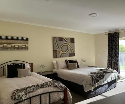 Colonial Inn Guest Rooms