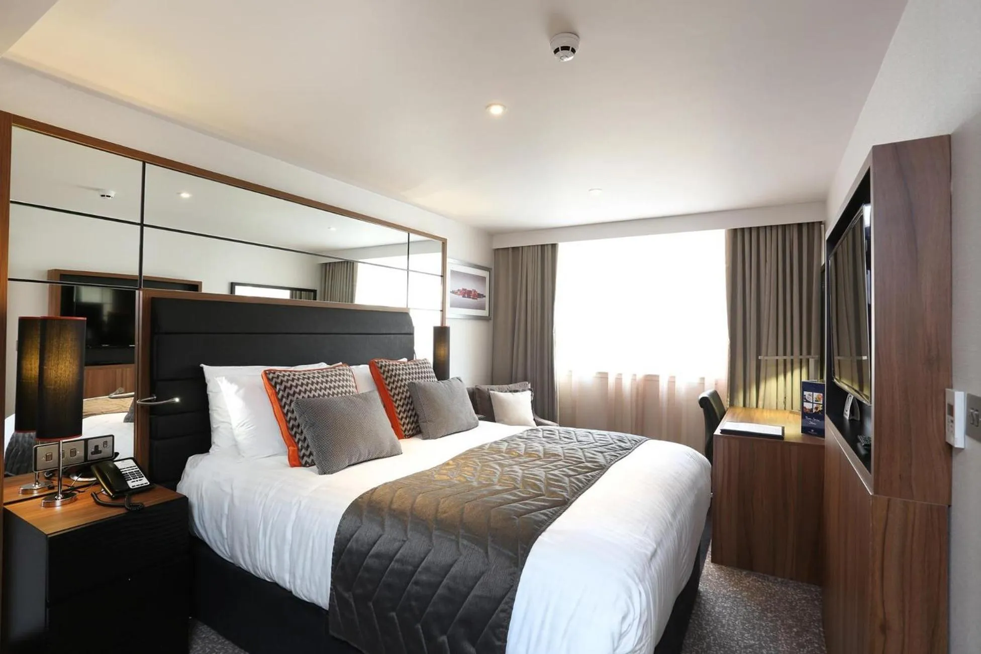 Photo of the whole room, Bed in Crowne Plaza Gerrards Cross by IHG