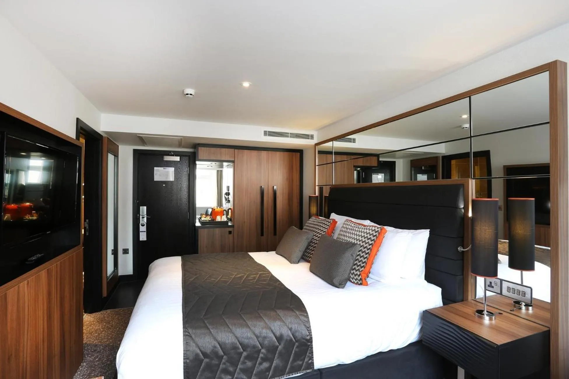 Photo of the whole room, Bed in Crowne Plaza Gerrards Cross by IHG