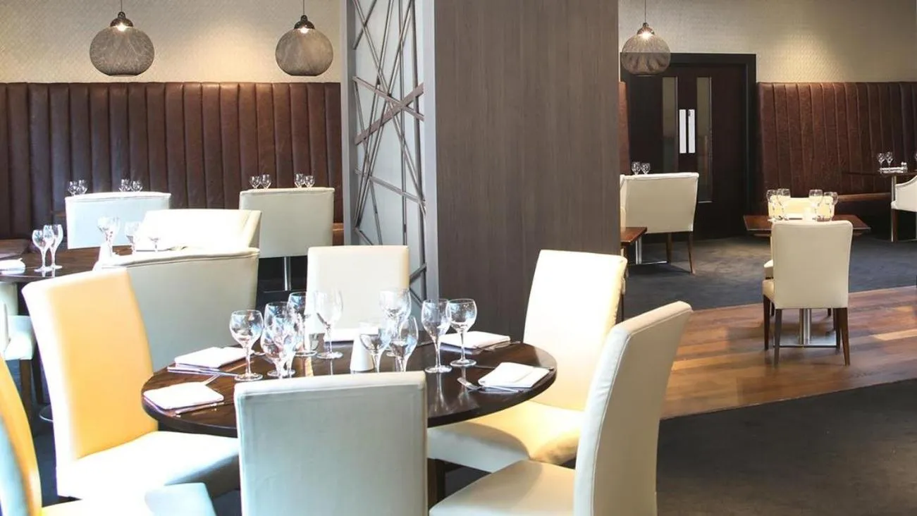 Restaurant/places to eat in Crowne Plaza Gerrards Cross by IHG