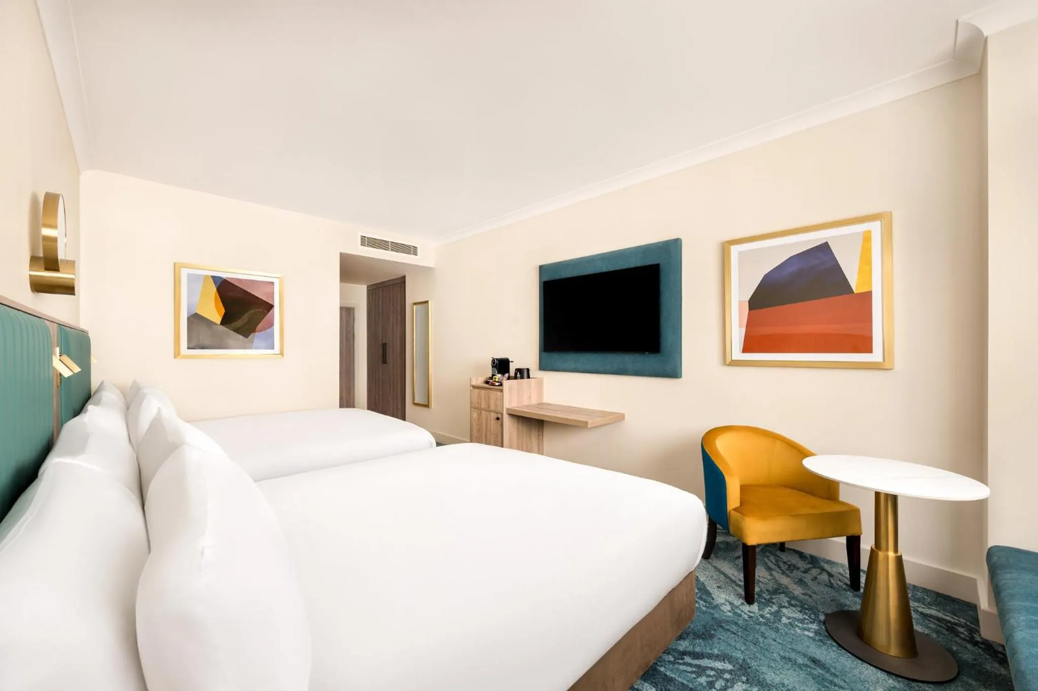 Photo of the whole room, Bed in Crowne Plaza Gerrards Cross by IHG