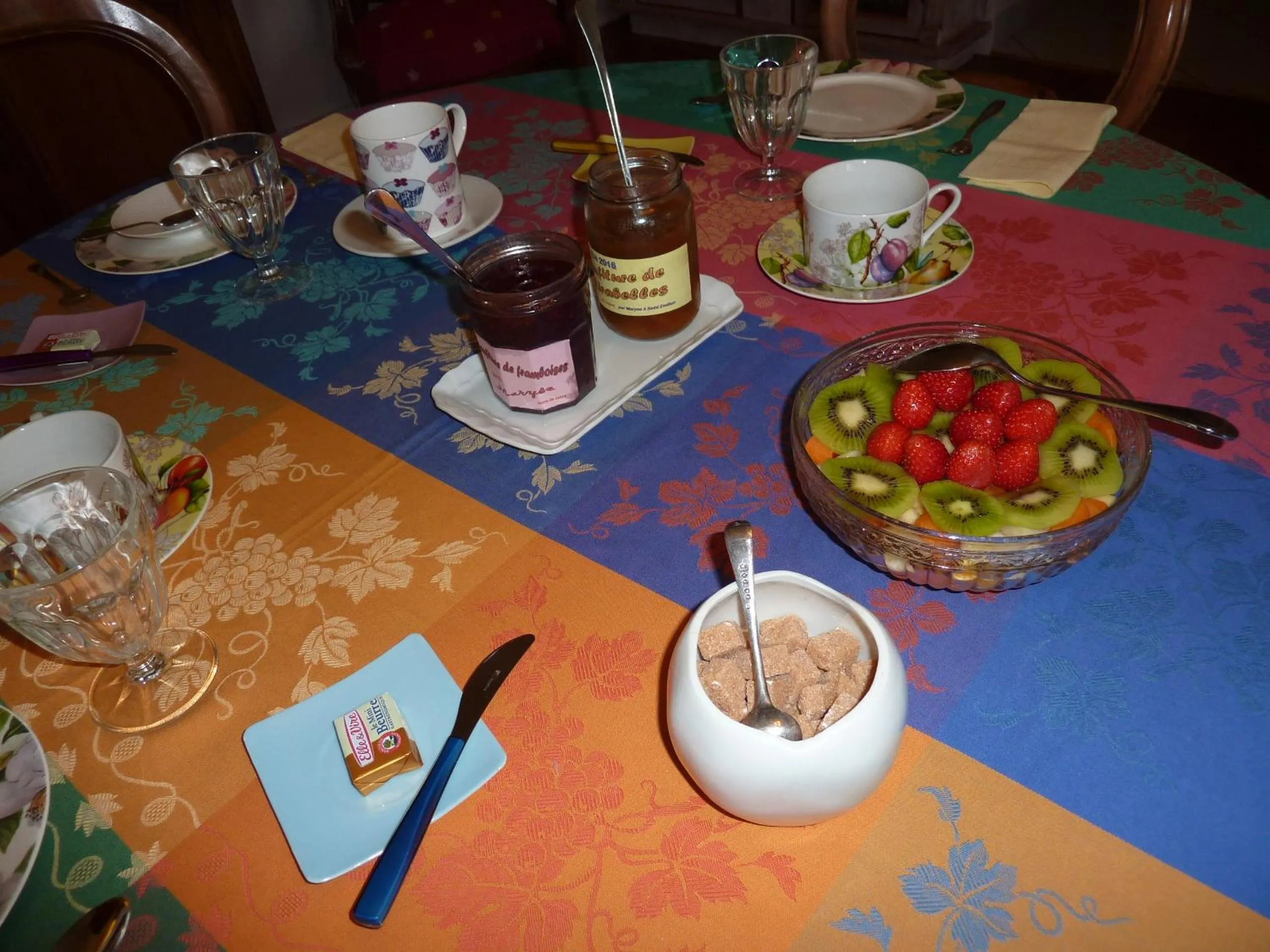 Continental breakfast in Le Clos des Rosiers