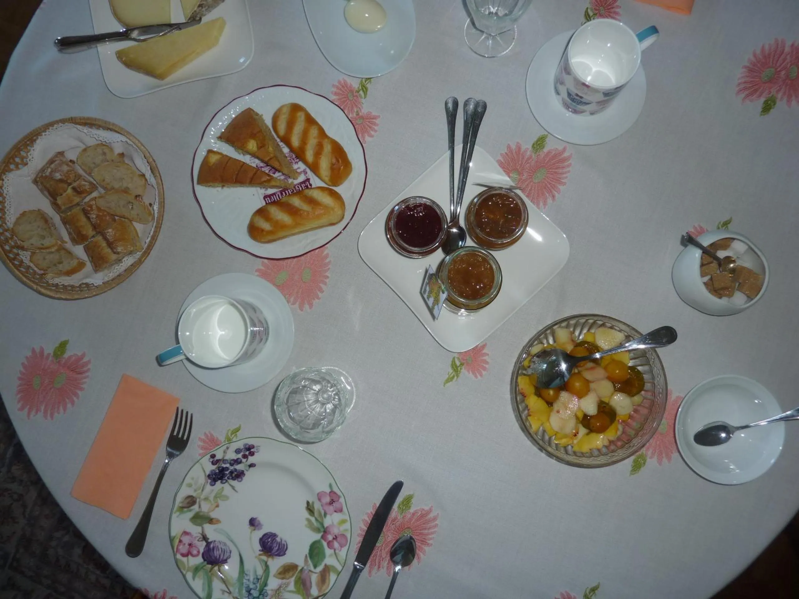 Continental breakfast in Le Clos des Rosiers