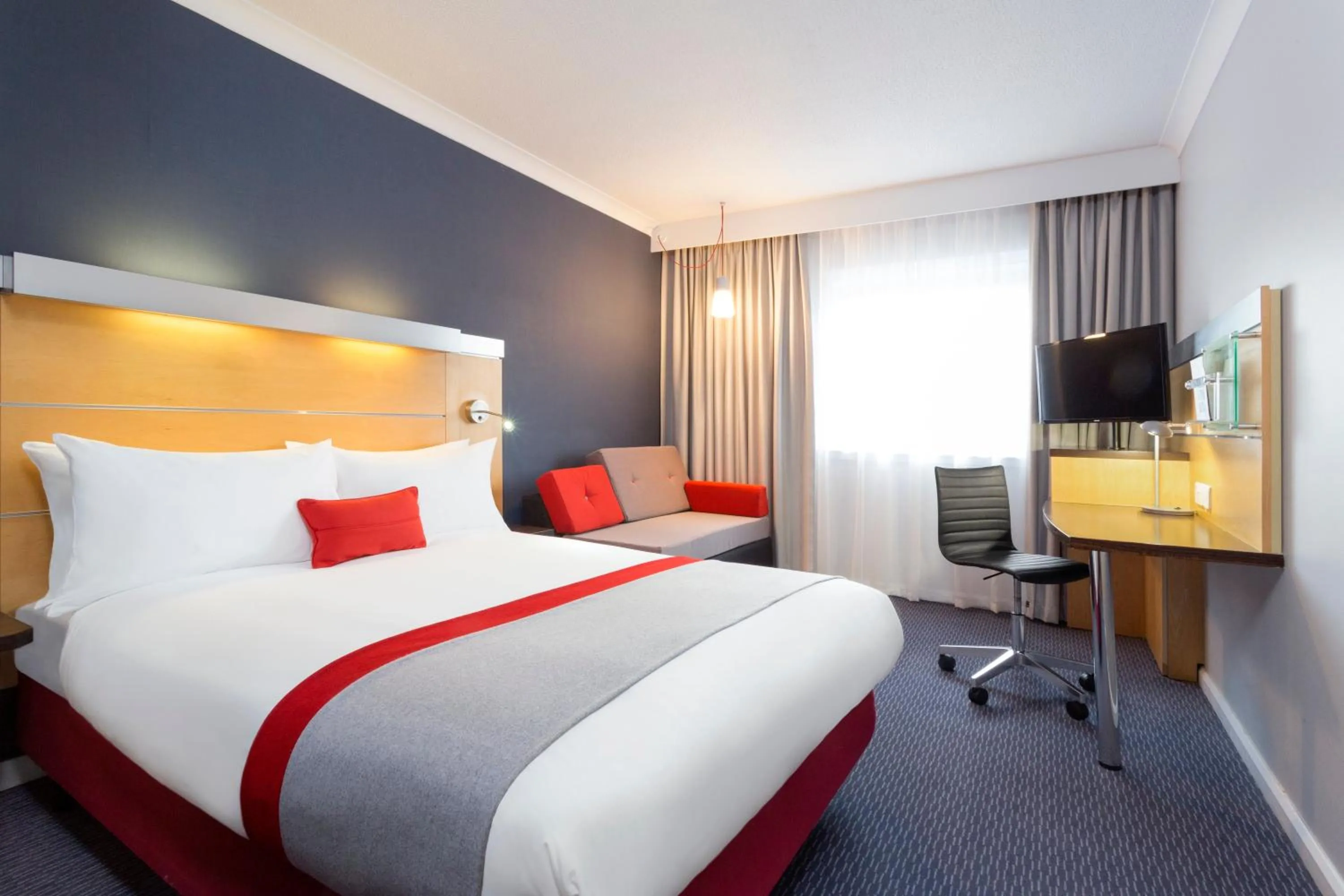 Photo of the whole room, Bed in Holiday Inn Express Southampton - M27, J7 by IHG