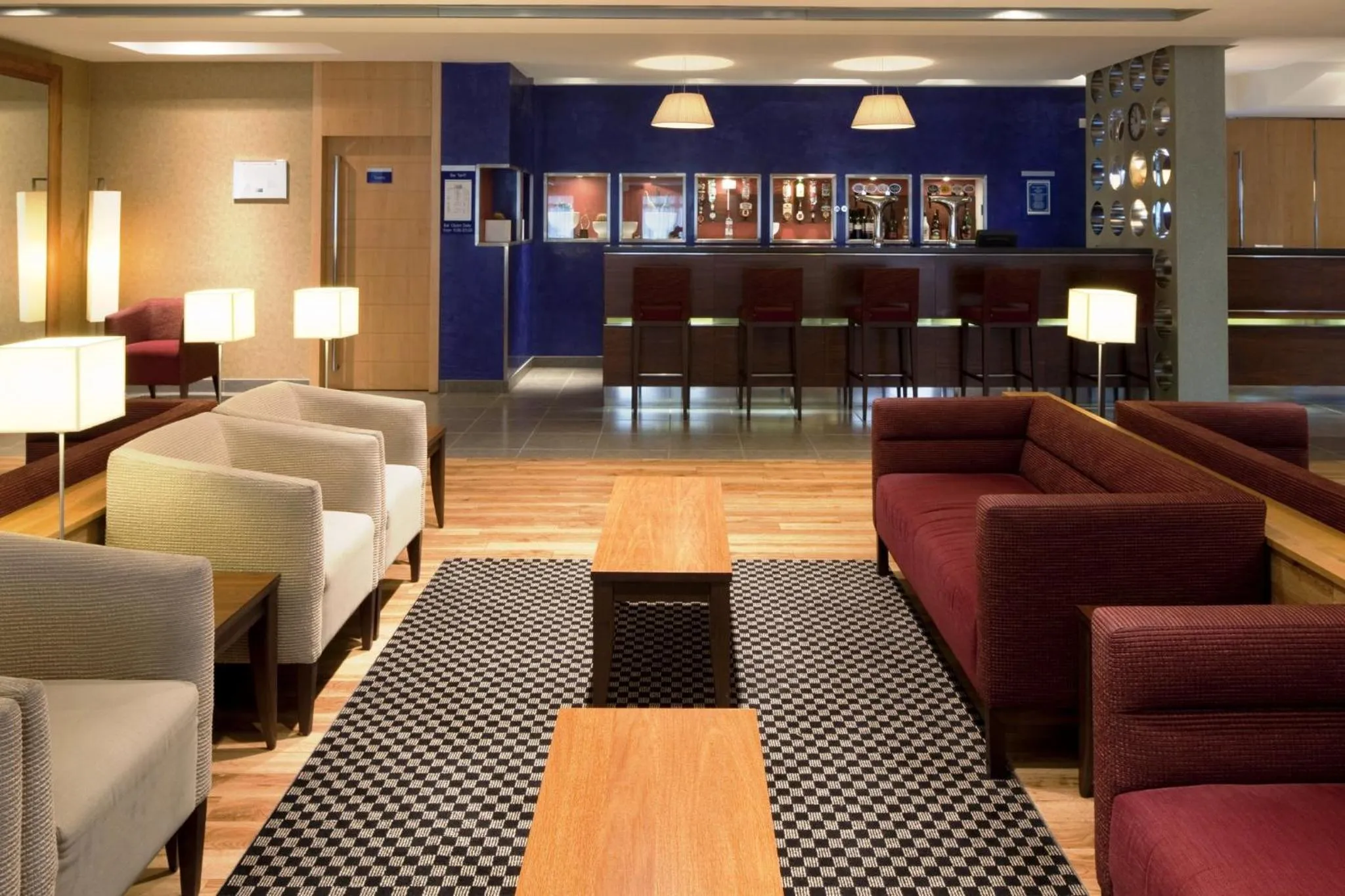 Lounge or bar in Holiday Inn Express Southampton - M27, J7 by IHG
