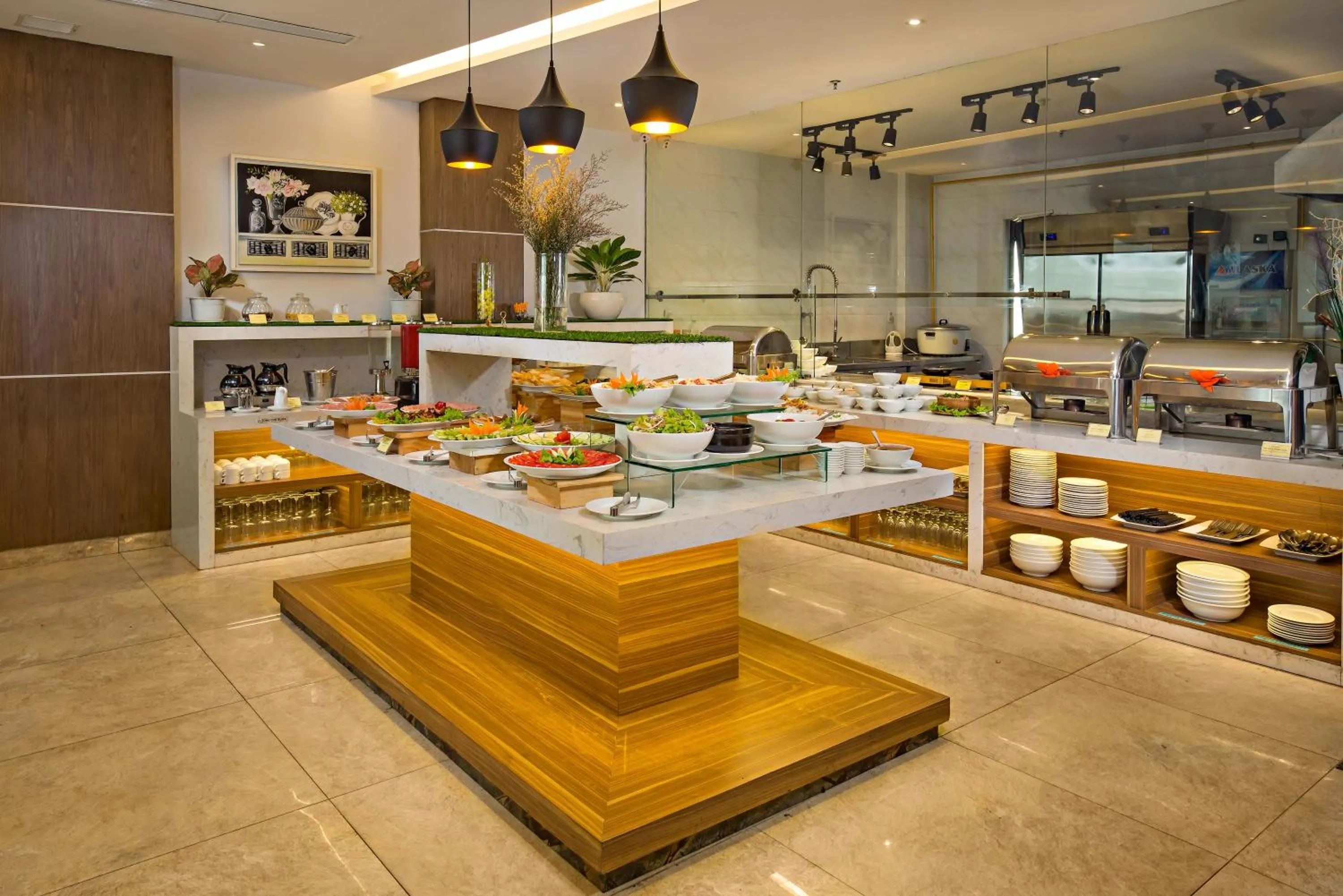 Restaurant/places to eat in Bliss Luxury Hotel