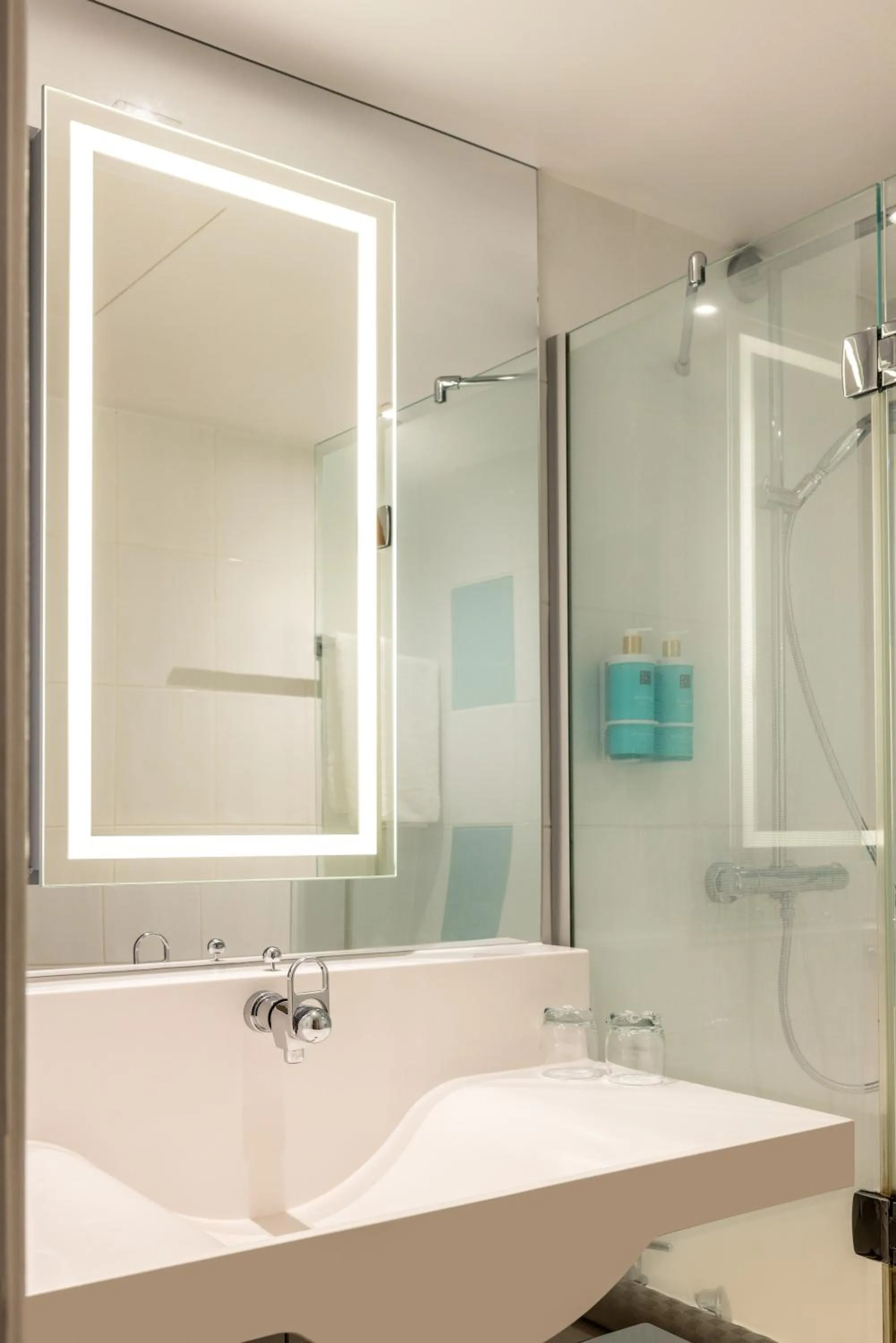 Shower in Novotel Leeds Centre