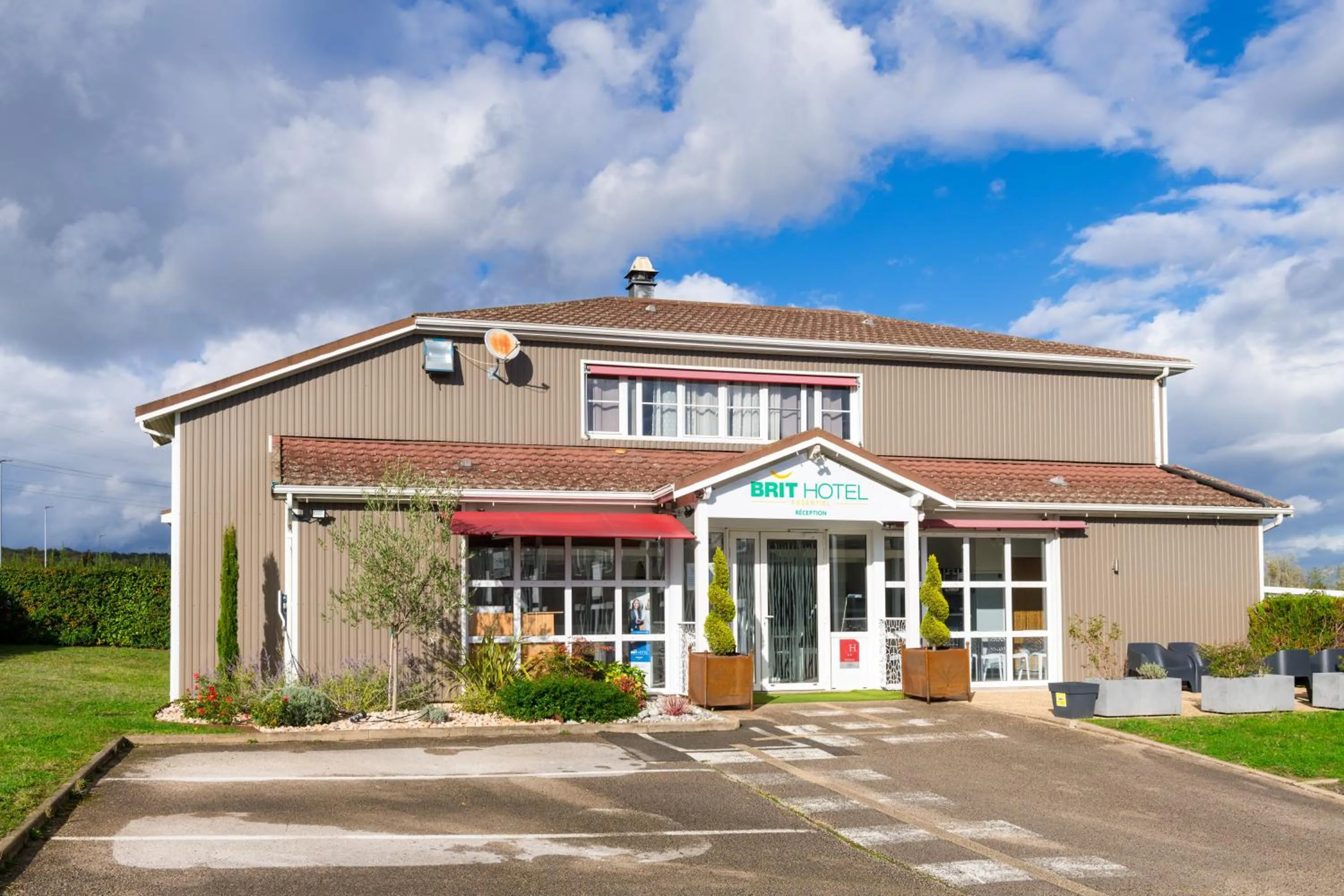 Property building in Brit Hotel Macon Nord Autoroute du Soleil