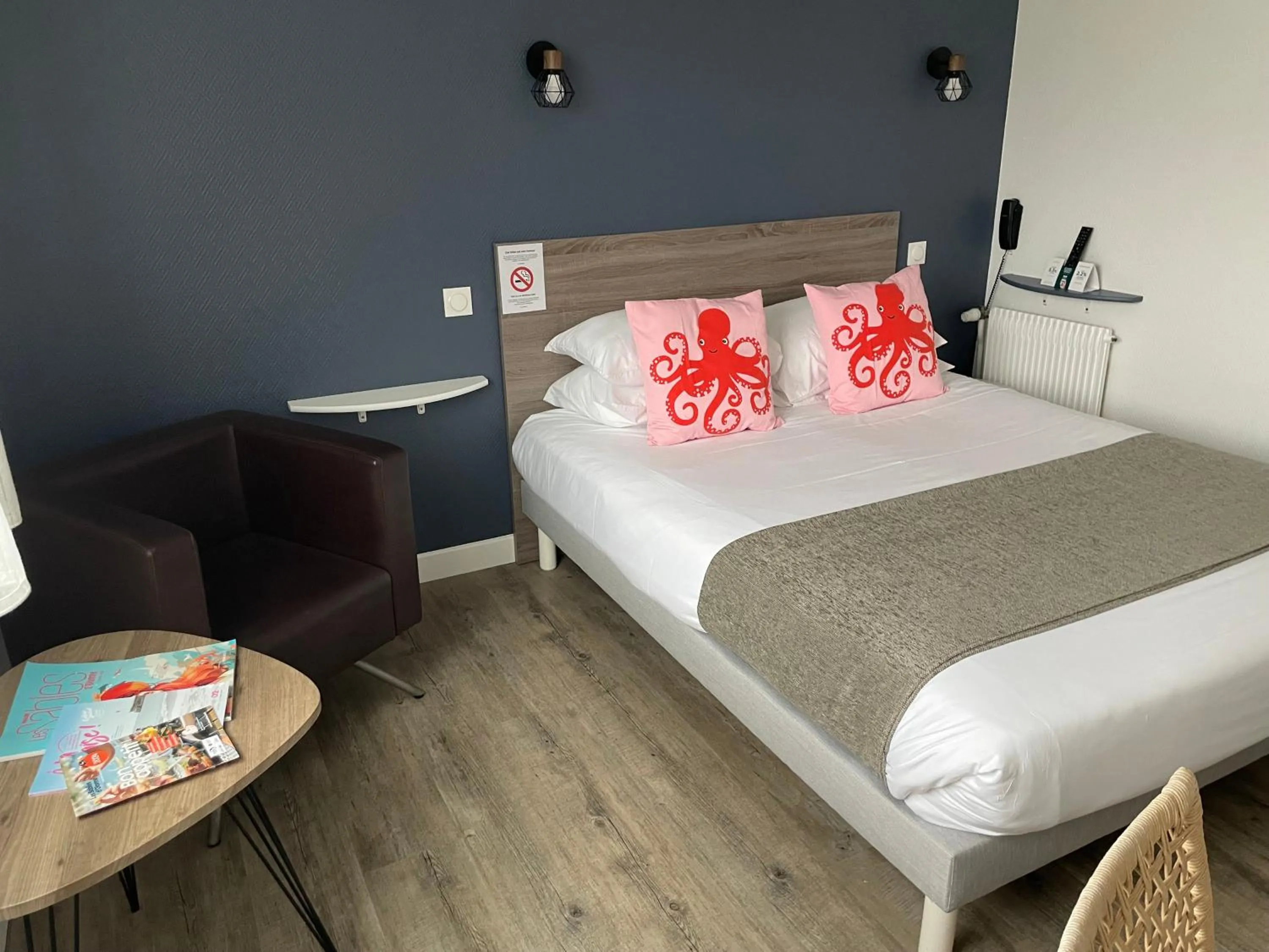 Bed in Cit'Hotel Le Chêne Vert