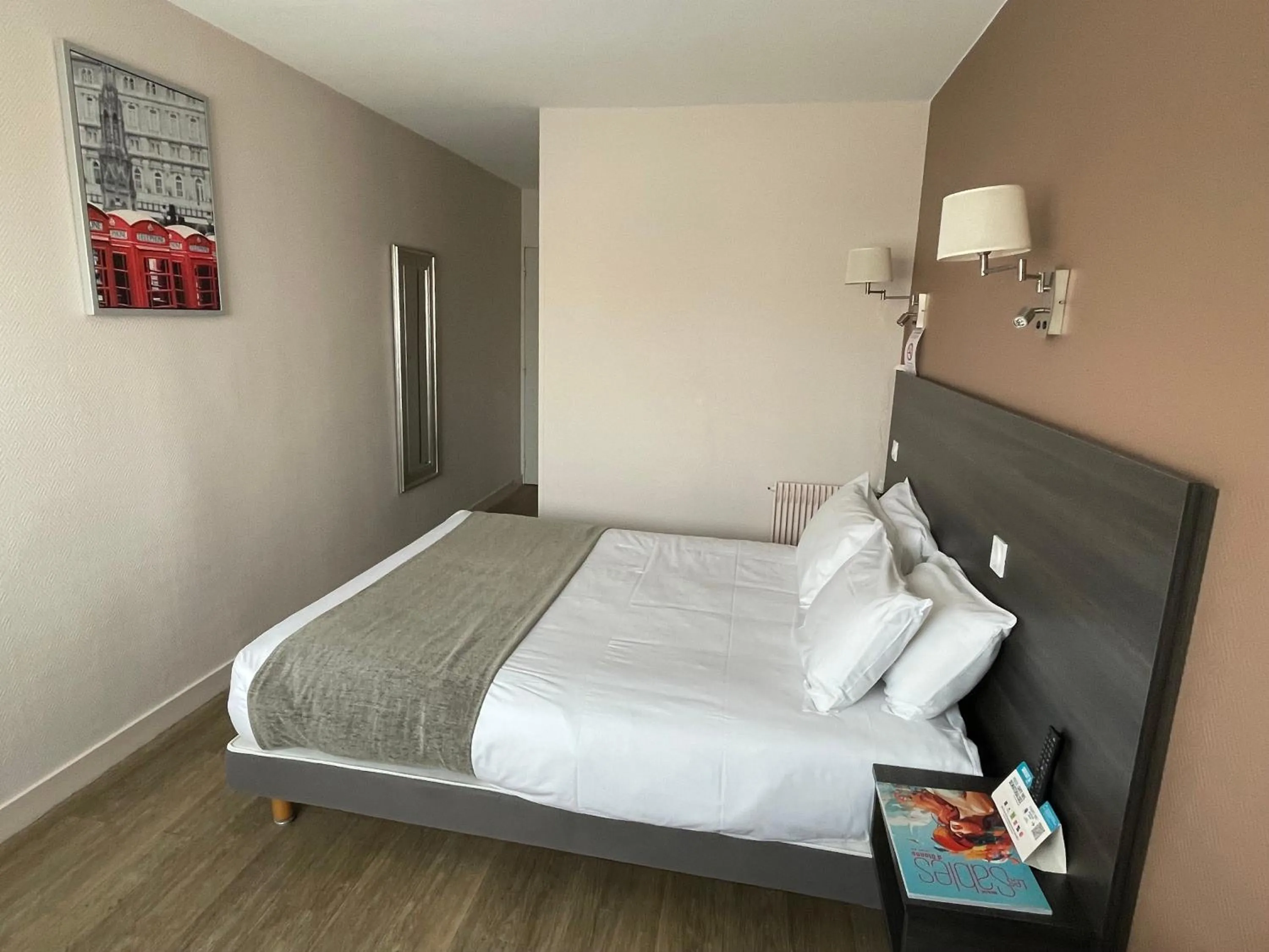 Bed in Cit'Hotel Le Chêne Vert