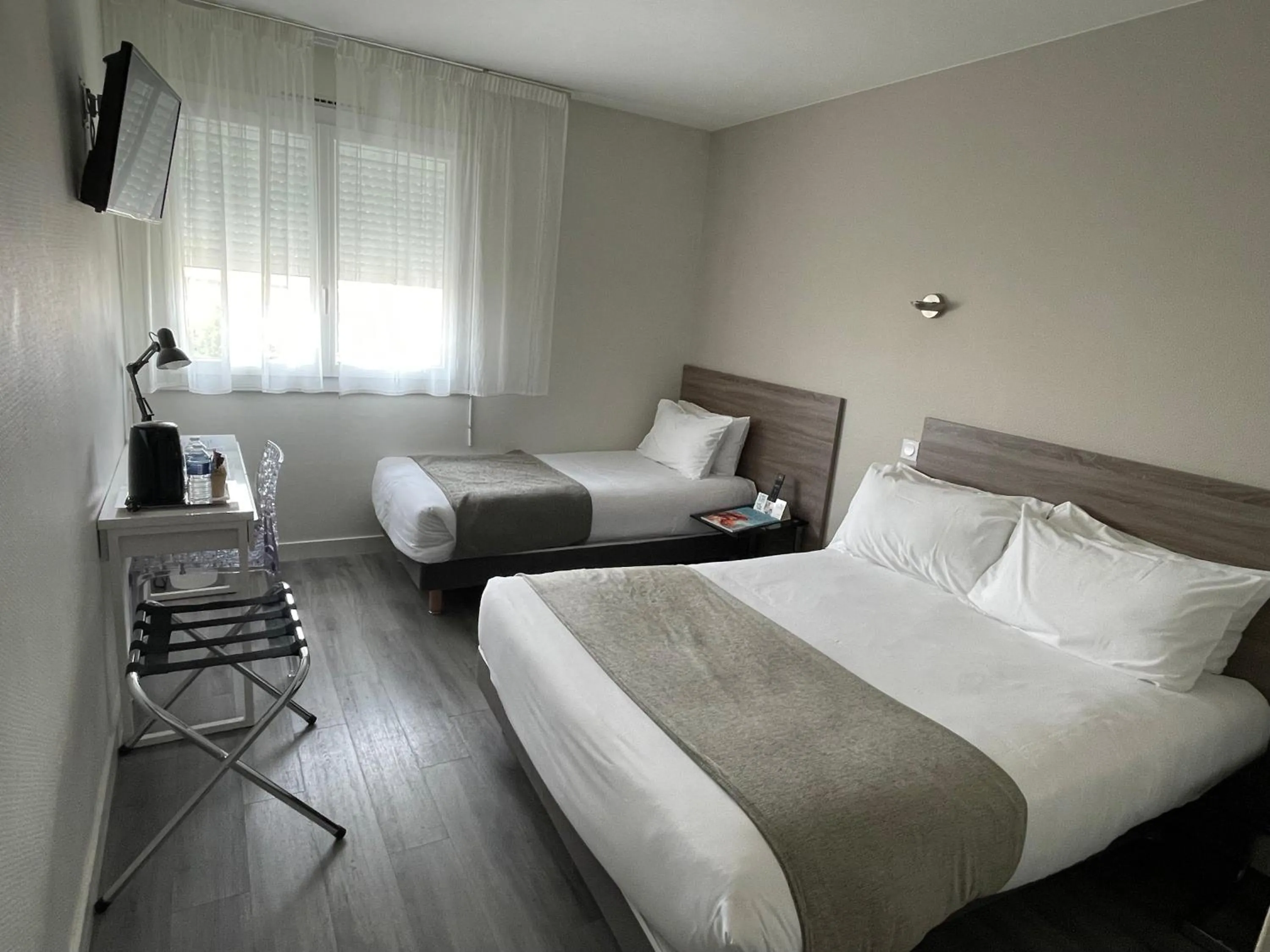 Bed in Cit'Hotel Le Chêne Vert