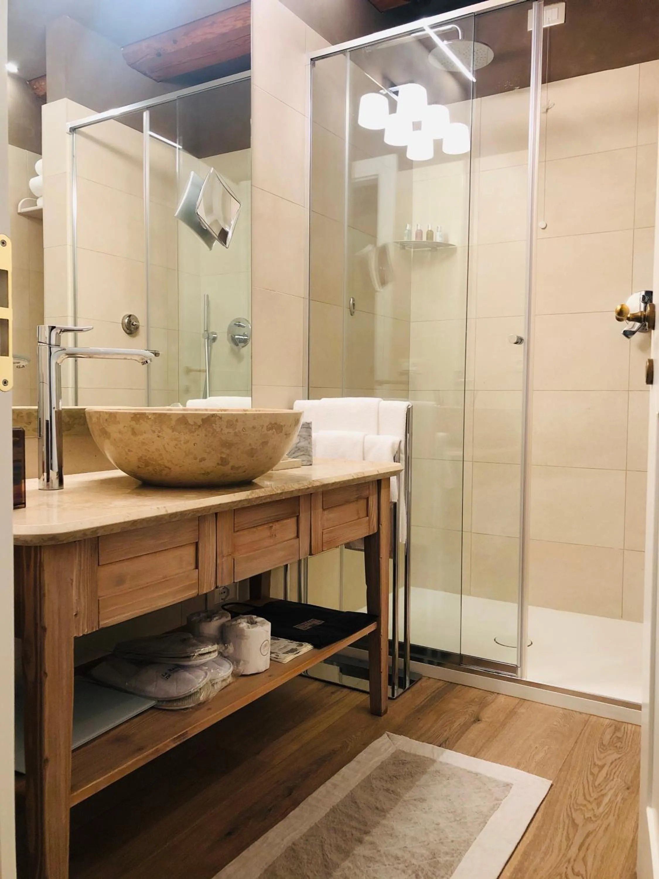 Shower in La Barchessa di Villa Pisani