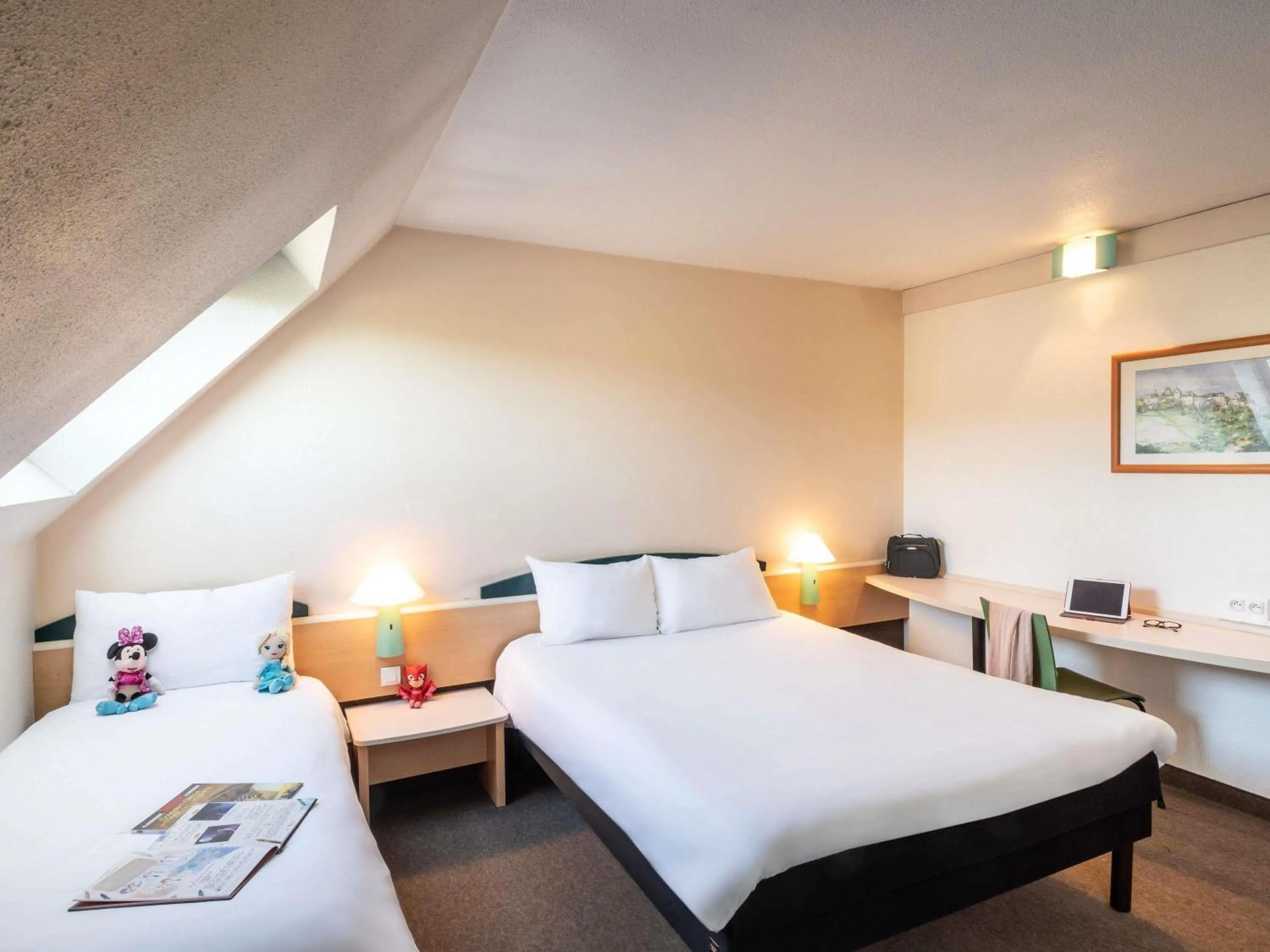 Bedroom, Bed in ibis Creil Sur Oise