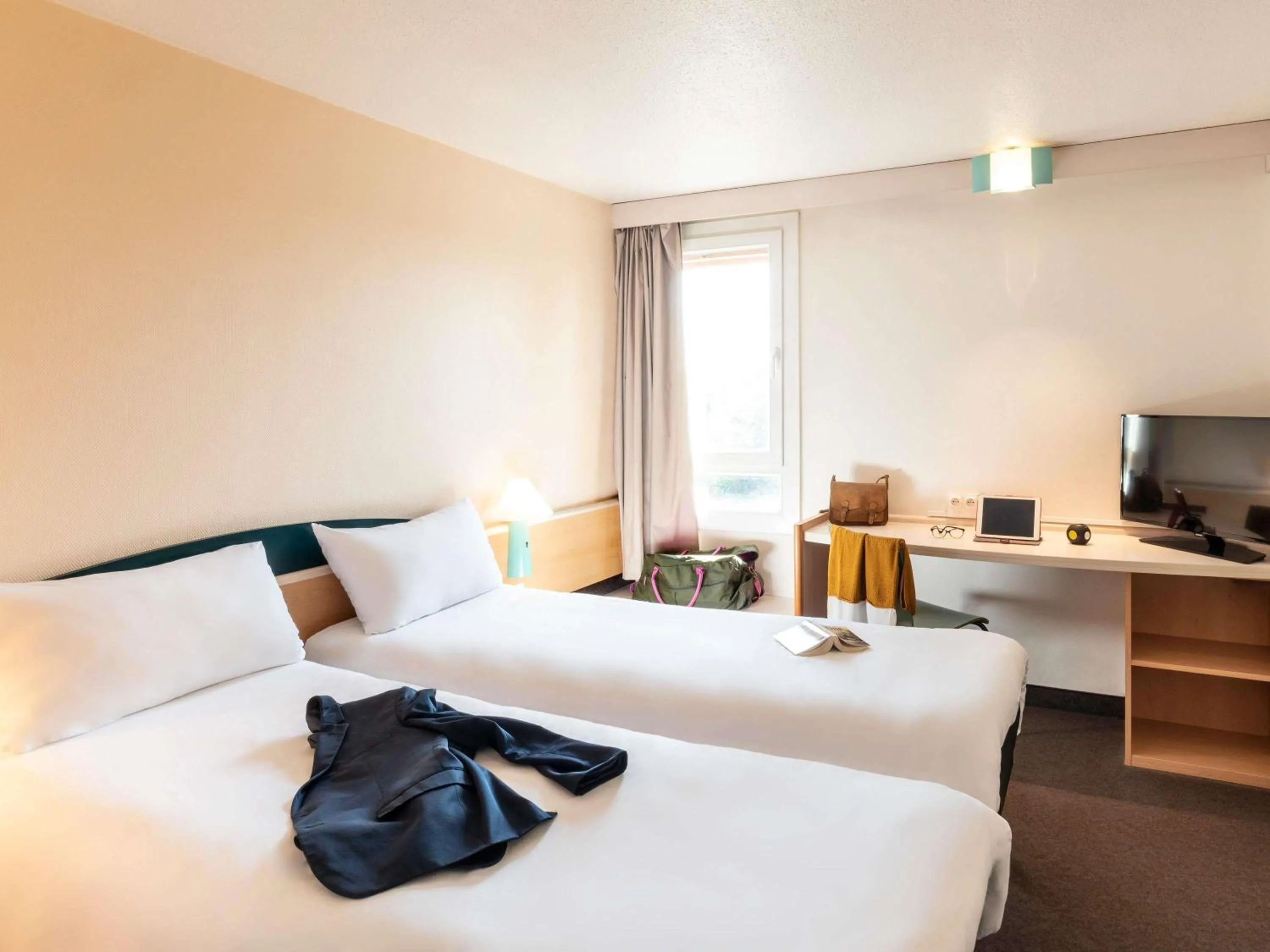 Bedroom, Bed in ibis Creil Sur Oise
