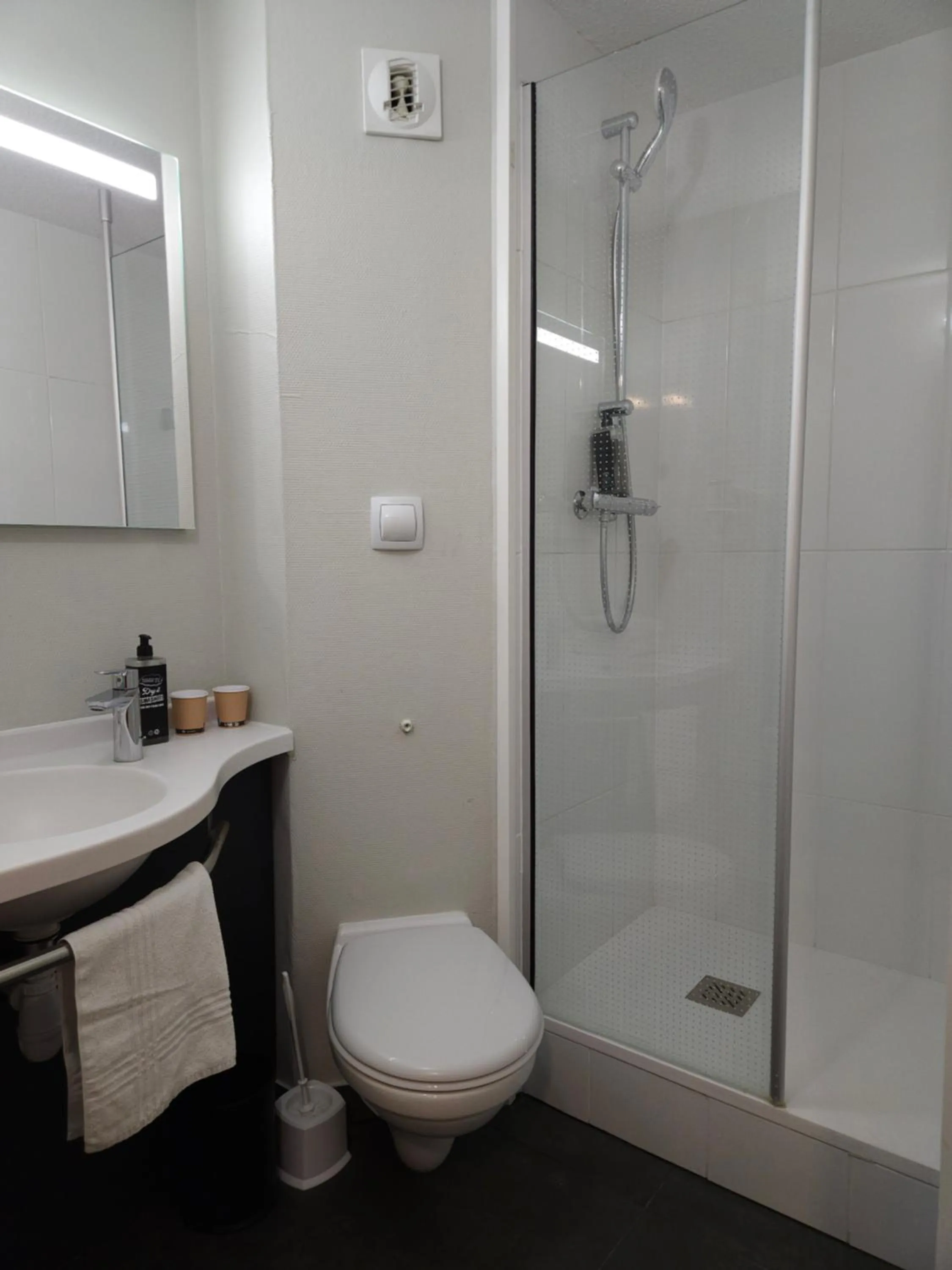 Bathroom in ibis Creil Sur Oise